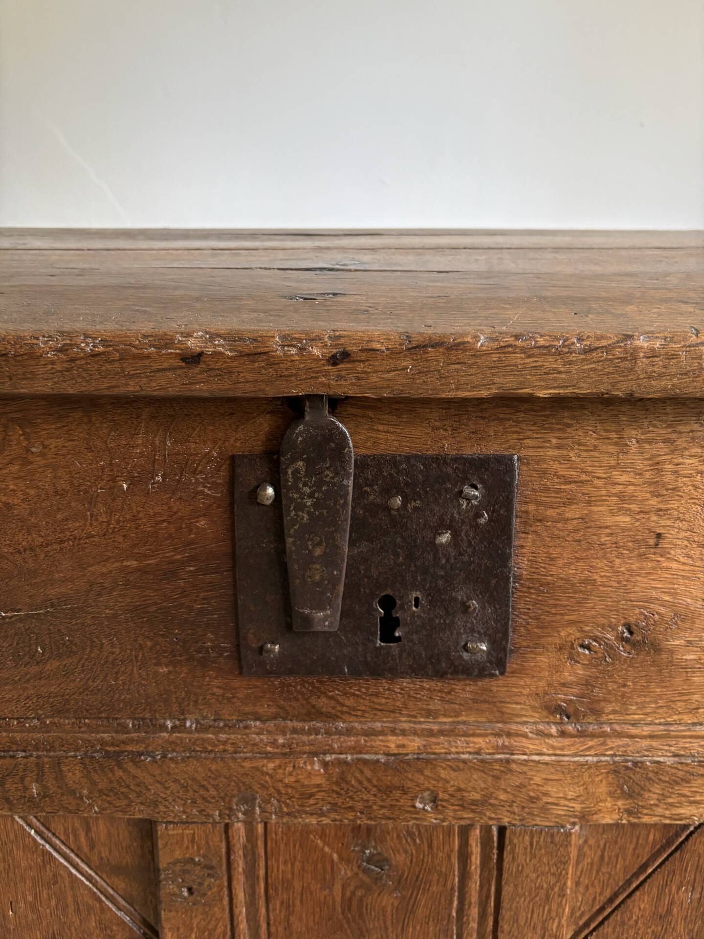 Antique oak chest from the 17th to 18th century.