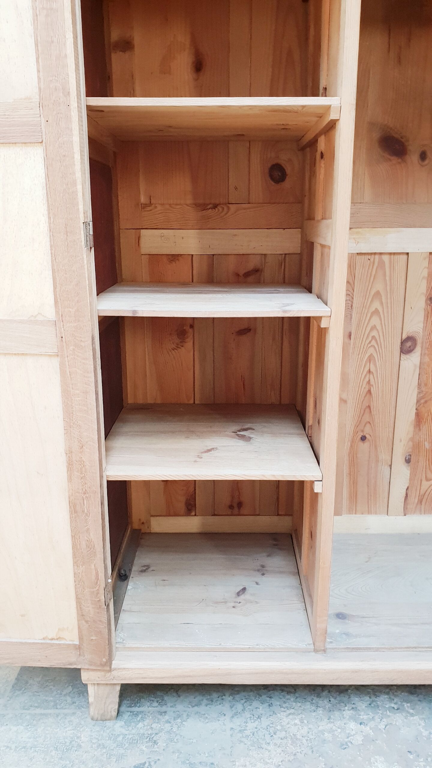 Armoire vintage