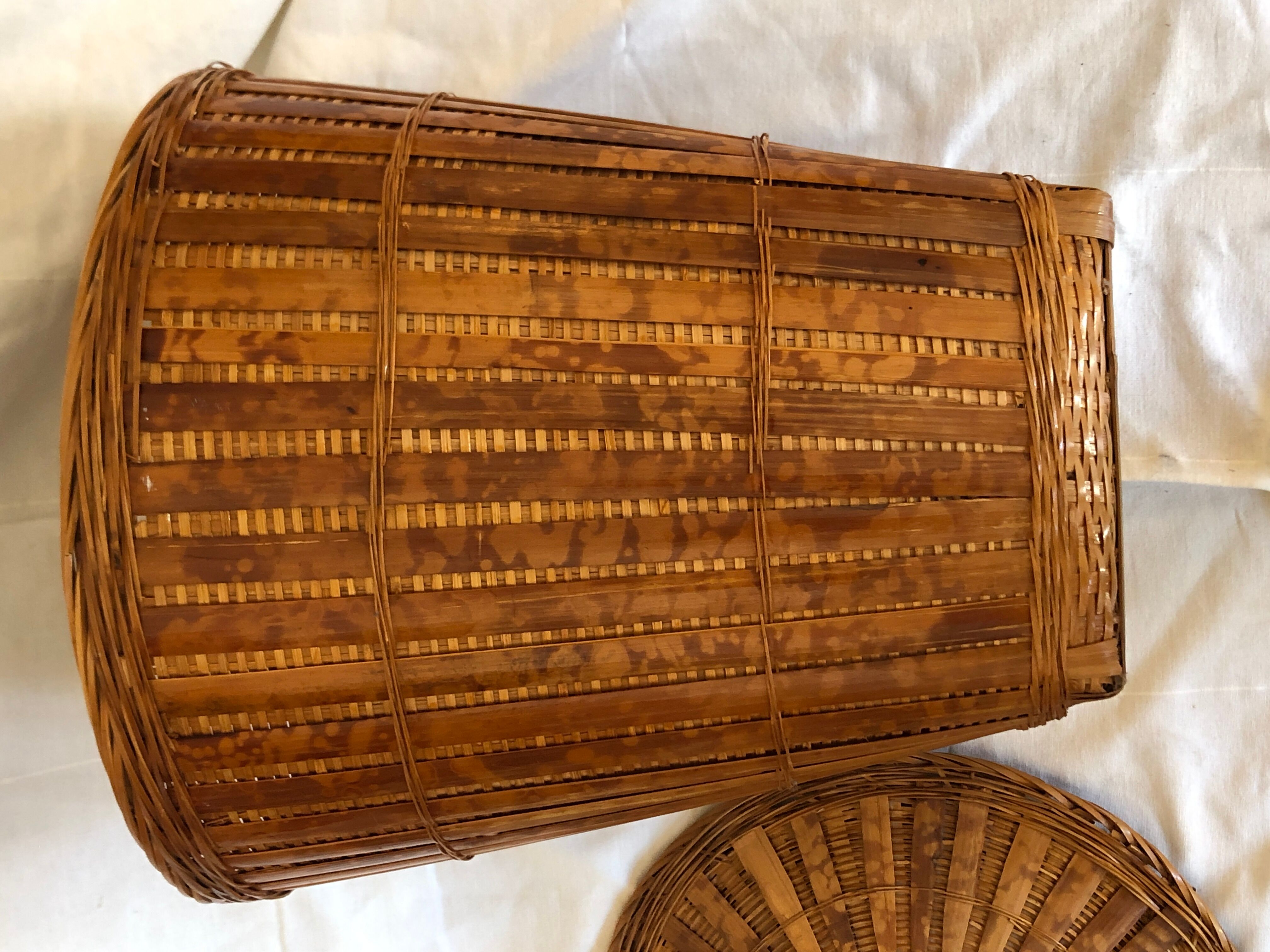 Wicker basket with lid