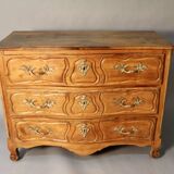 Lyonnaise chest of drawers, 18th century, blond walnut