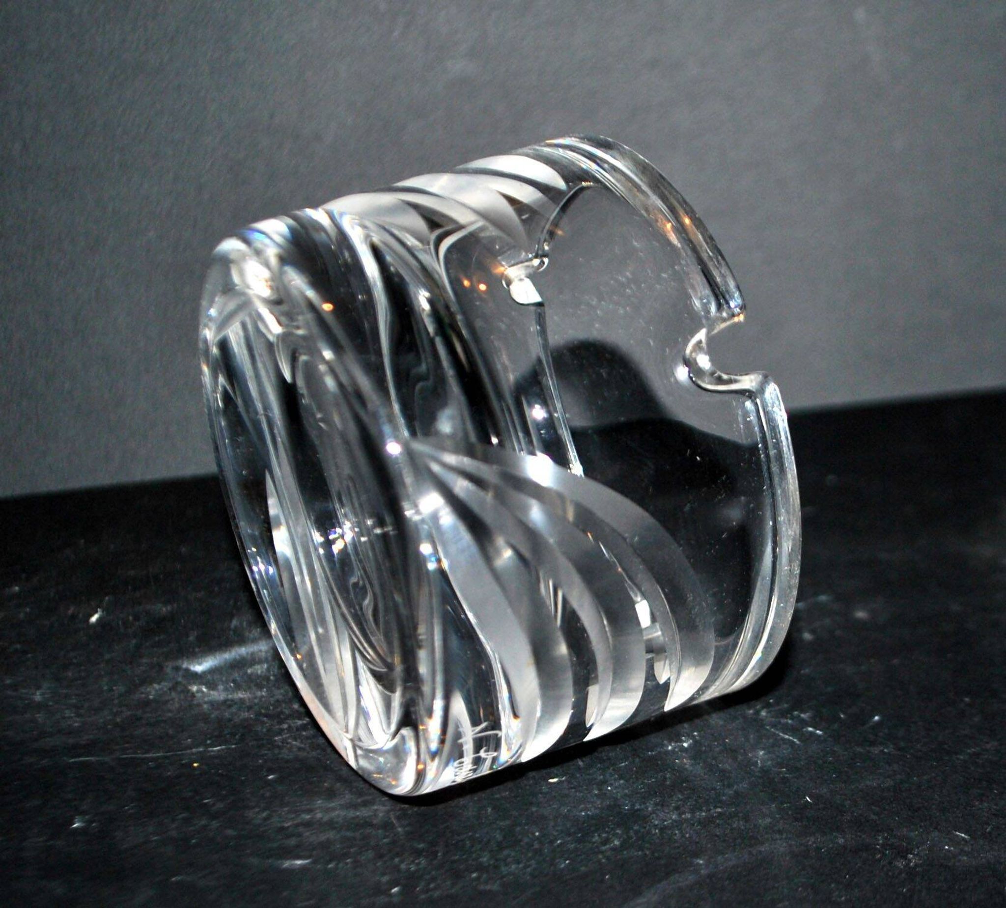 Cendrier vintage en cristal taillé signé Carabin 1989