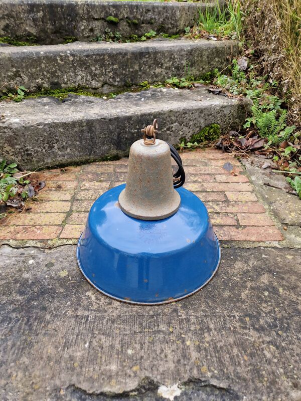 Suspension industrielle en tôle émaillée bleue et fonte, Pologne, années 1950-60