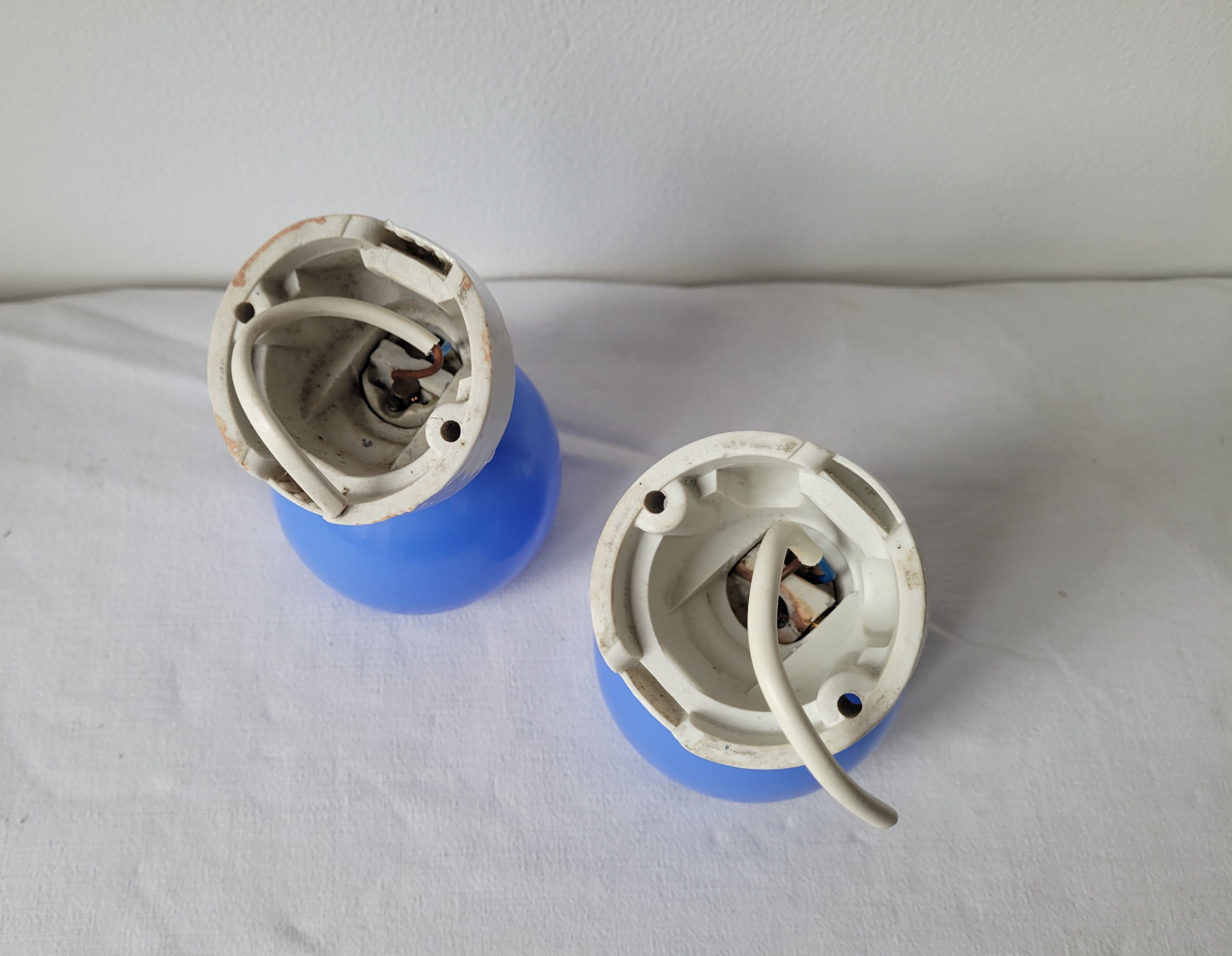 Duo of wall lamps in porcelain and blue opaline