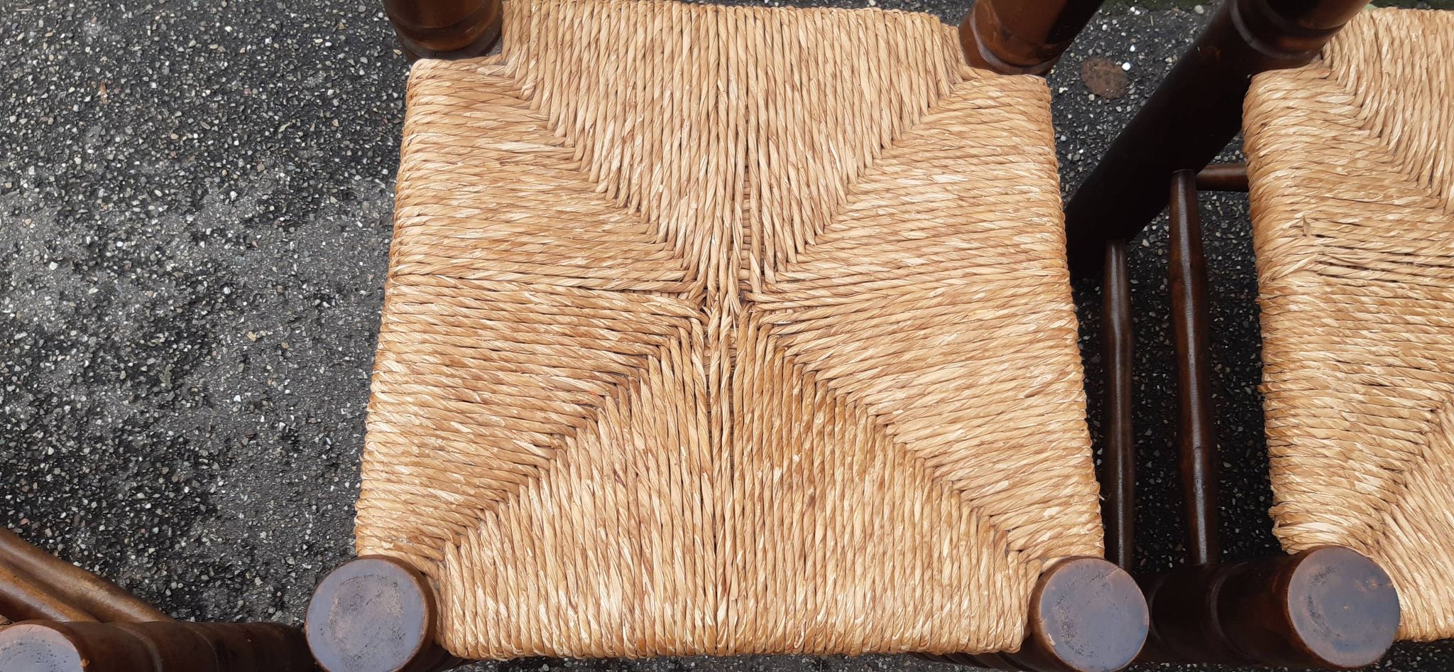 4 chaises brutalistes en bois tourné et paille