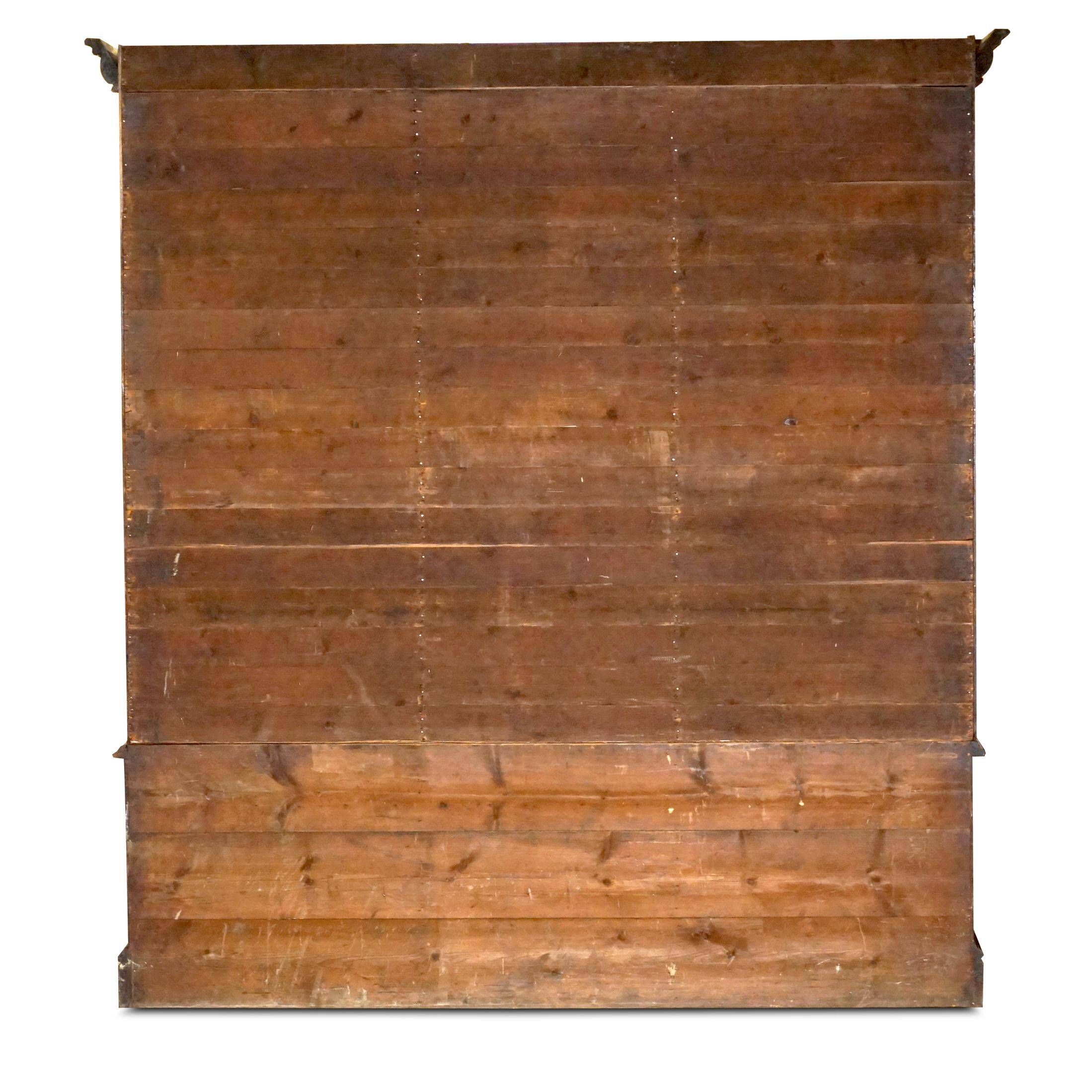 Bibliothèque monumentale haute victorienne en acajou massif avec vitrines astrales