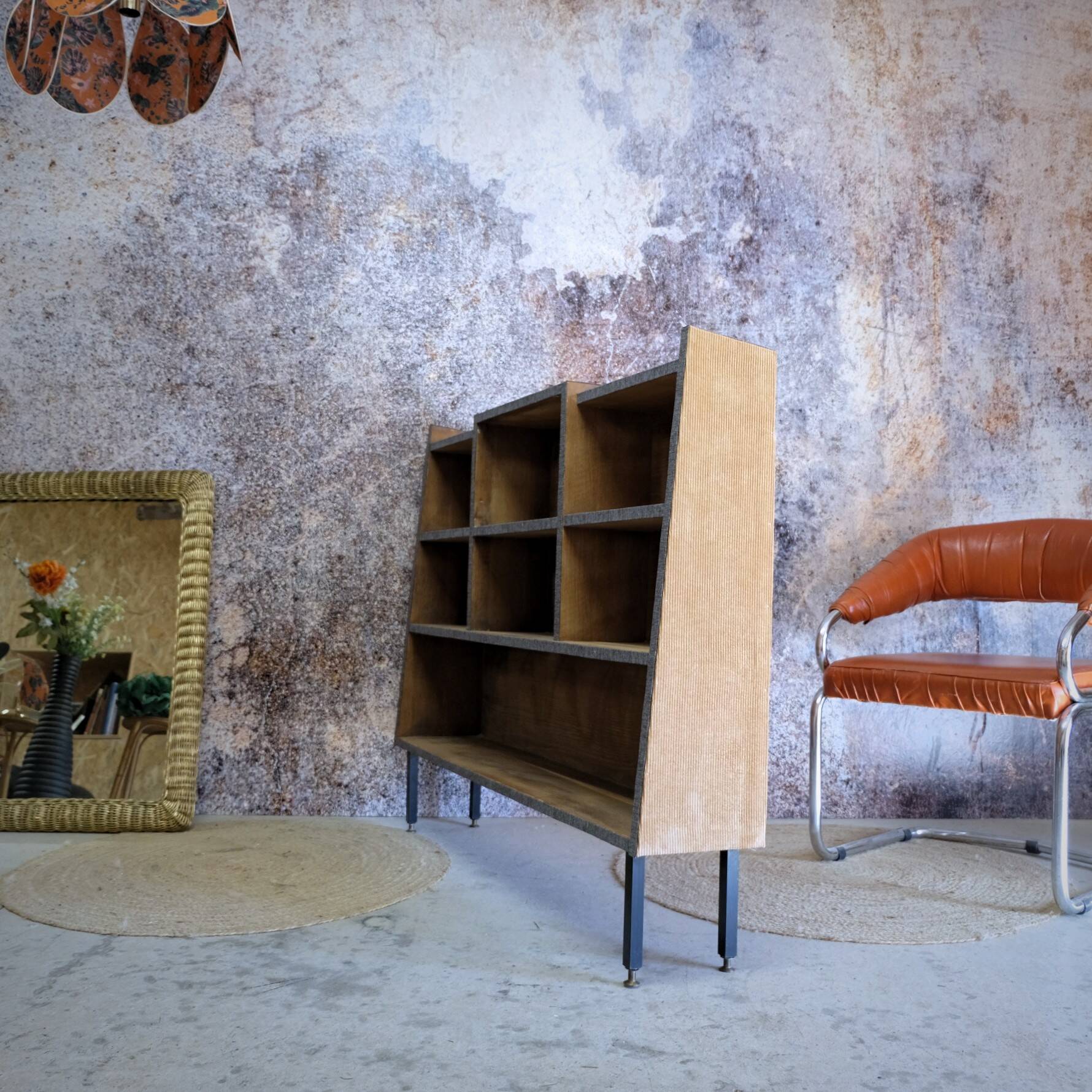 Asymmetrical shelf with lockers on feet