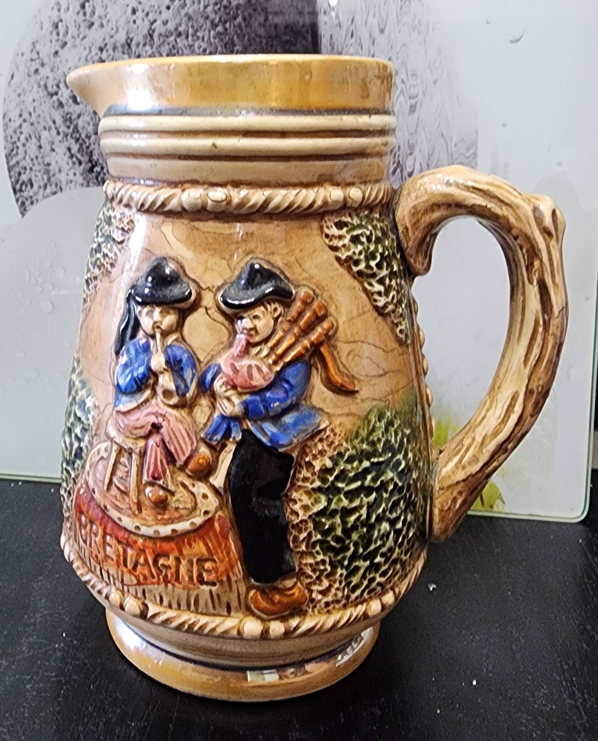 Jug / mug / vintage ceramic beer relief Breton musicians nem japa