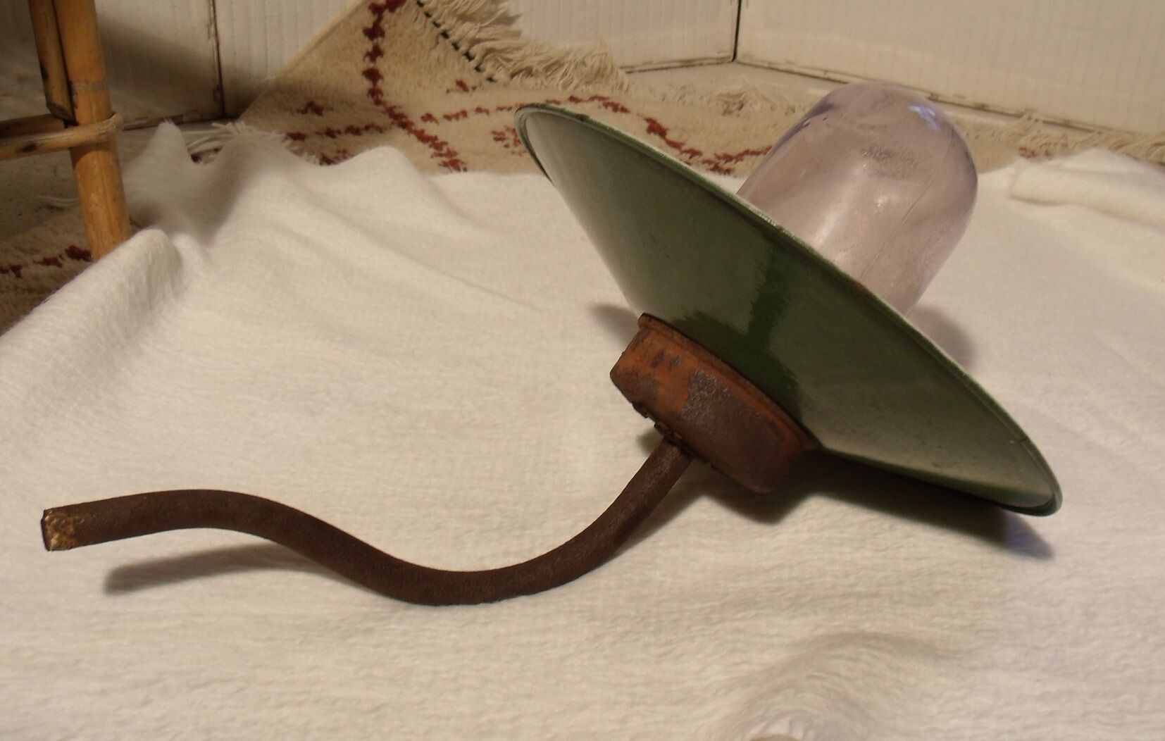 Ancient outdoor lamp collar of swan enamel and glass