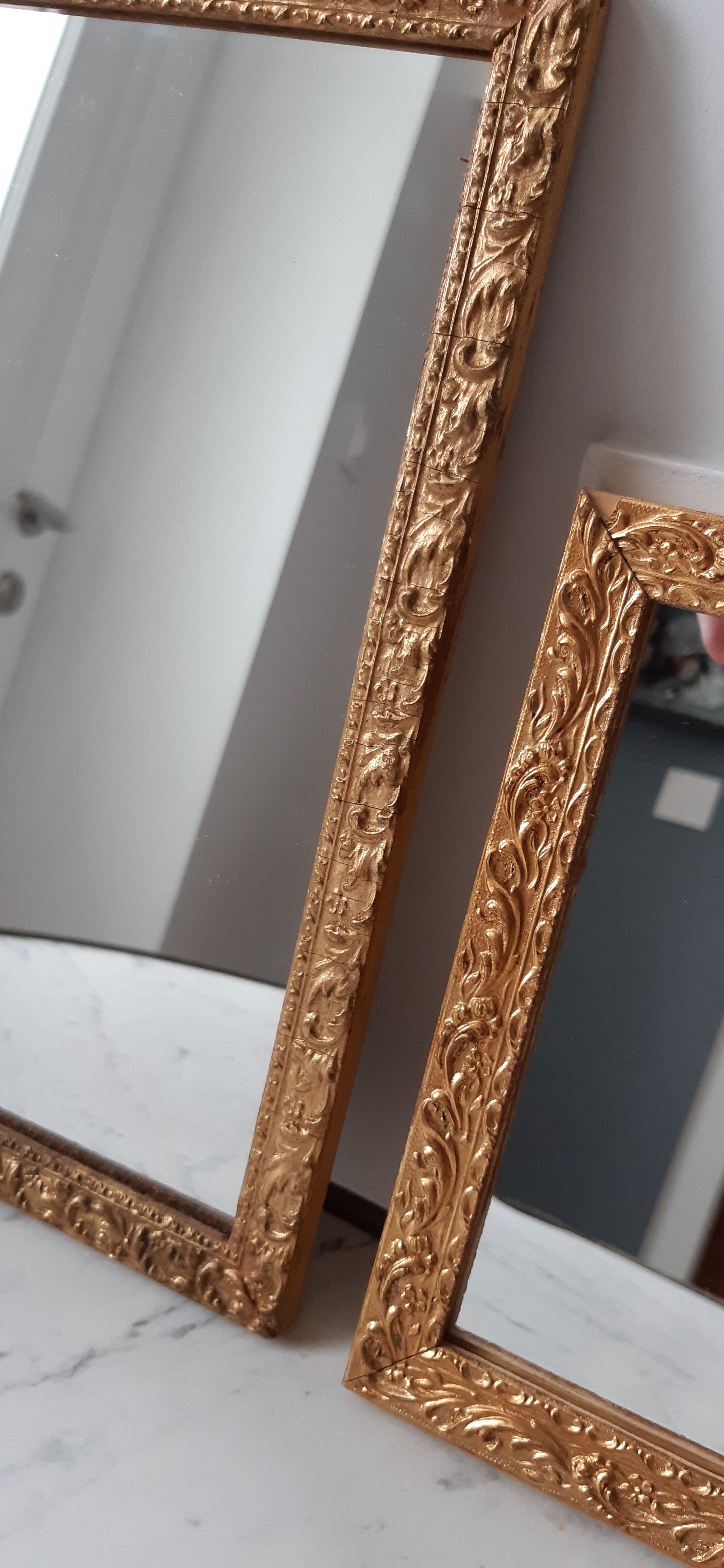 Paire de miroirs anciens en bois et en plâtre doré