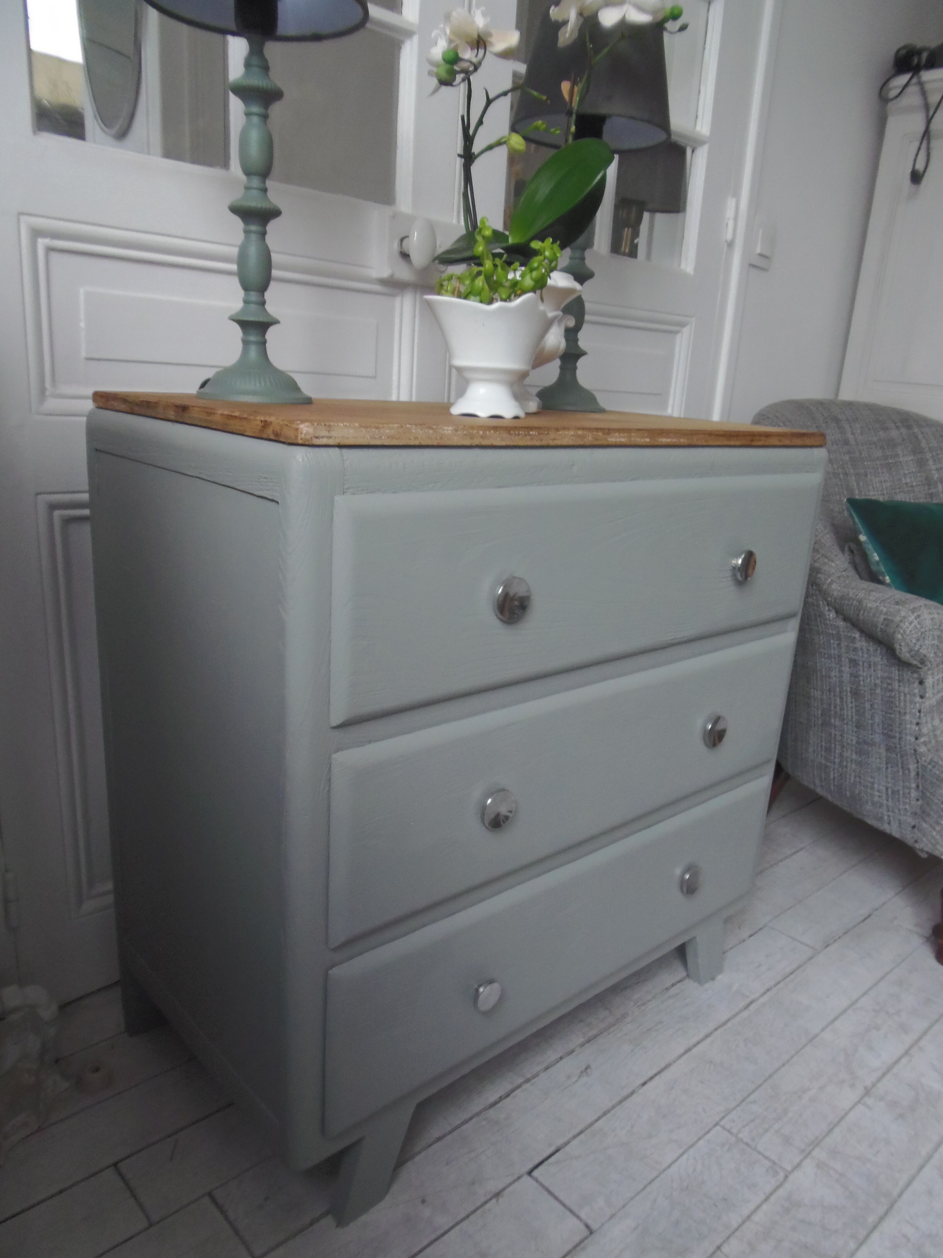 Compass feet vintage gray green, 3 drawers, wooden tray.