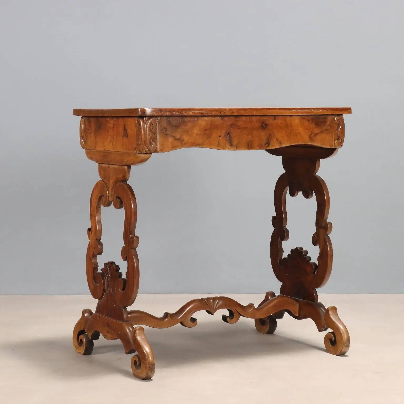 Antique Louis-Philippe writing desk in walnut, Italy, 19th century.
