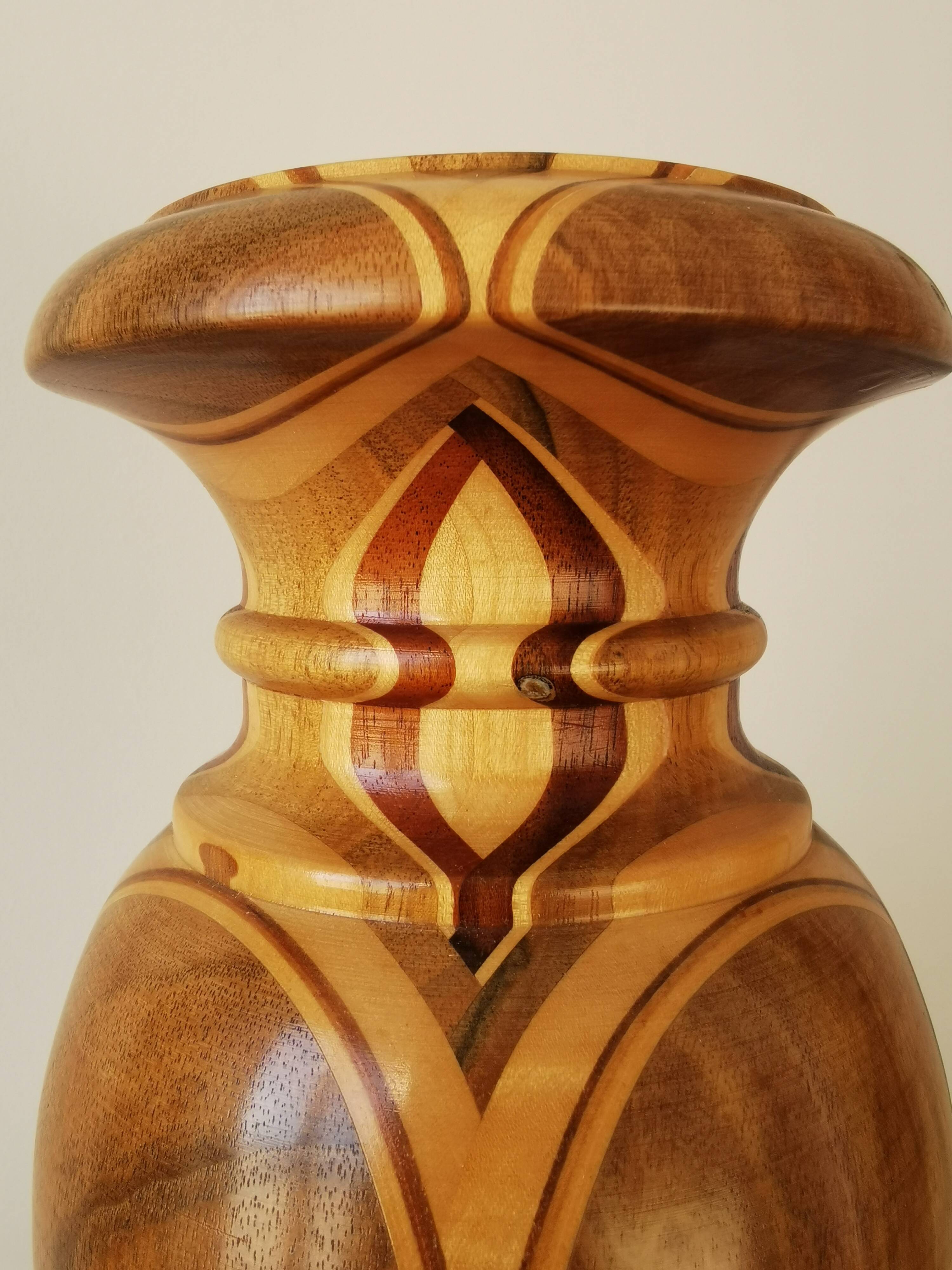 Vase vintage en bois artisanal : sculpture unique tournée sur bois, fleurs séchées
