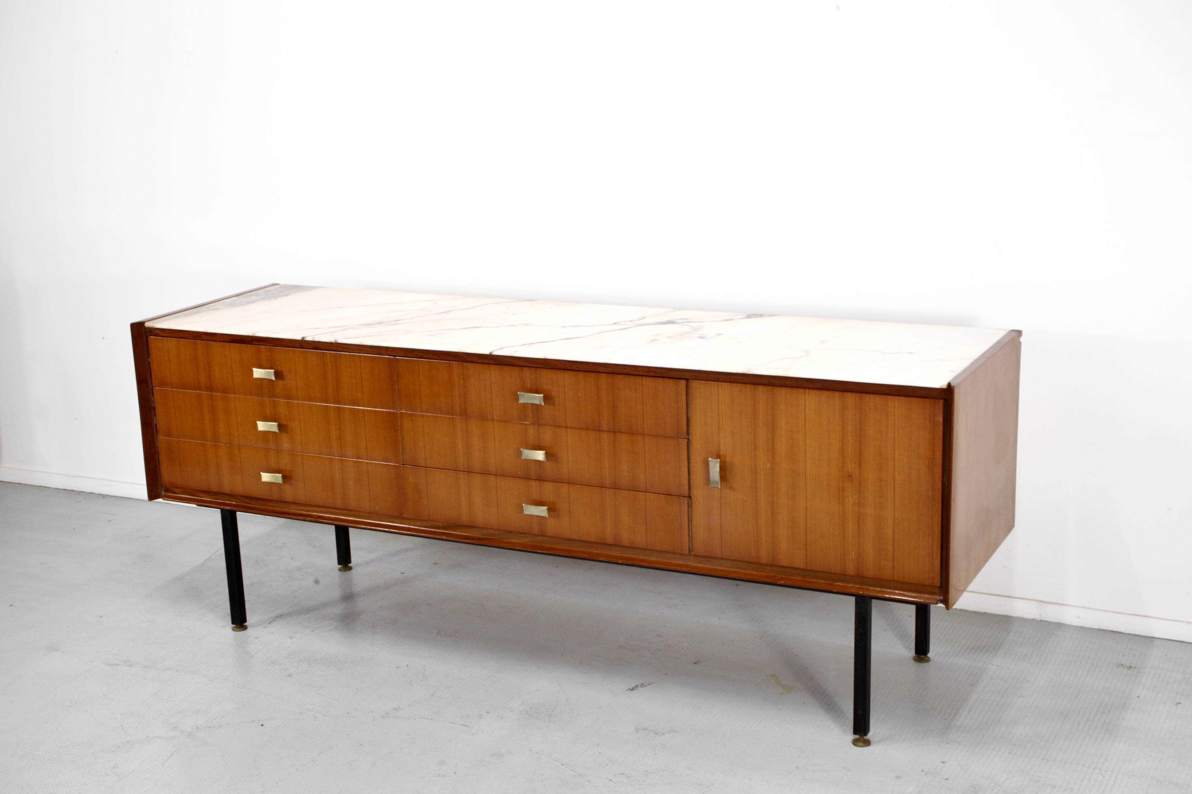 Enfilade italienne en teck, marbre de Carrare, laiton et acier, années 50