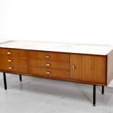 Enfilade italienne en teck, marbre de Carrare, laiton et acier, années 50