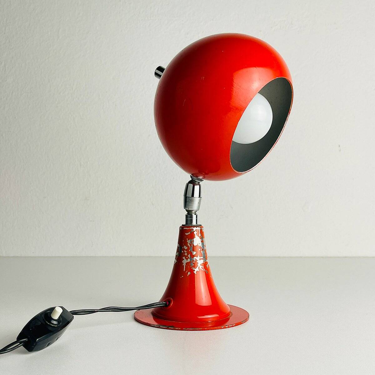 Vintage red metal Eyeball desk lamp, Italy, 1970s