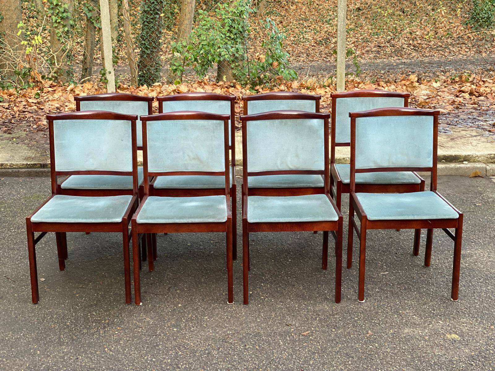 8 chaises scandinaves en teck massif et velours bleu des années 1960