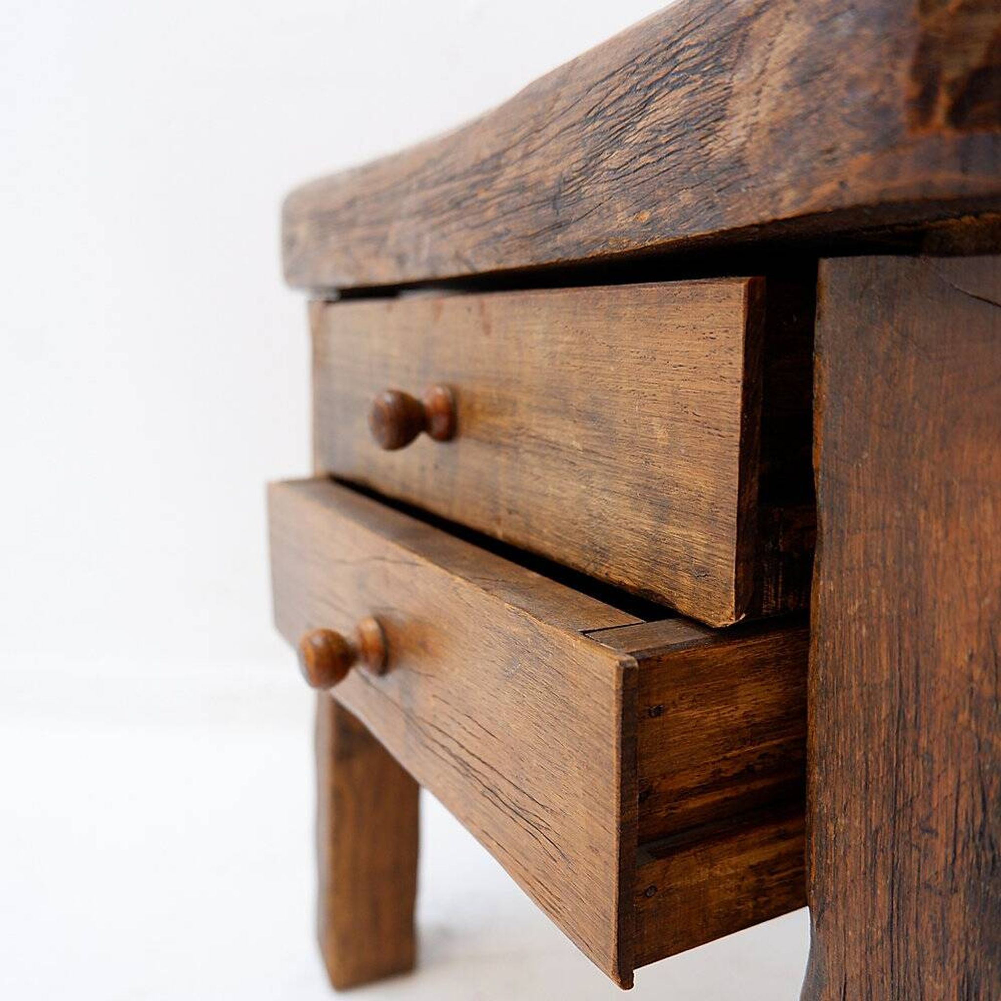 Tables de chevet ou table d'appoint rustiques en bois massif de style mid-century