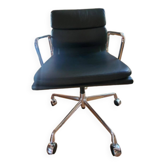 Fauteuil par Charles et Ray Eames