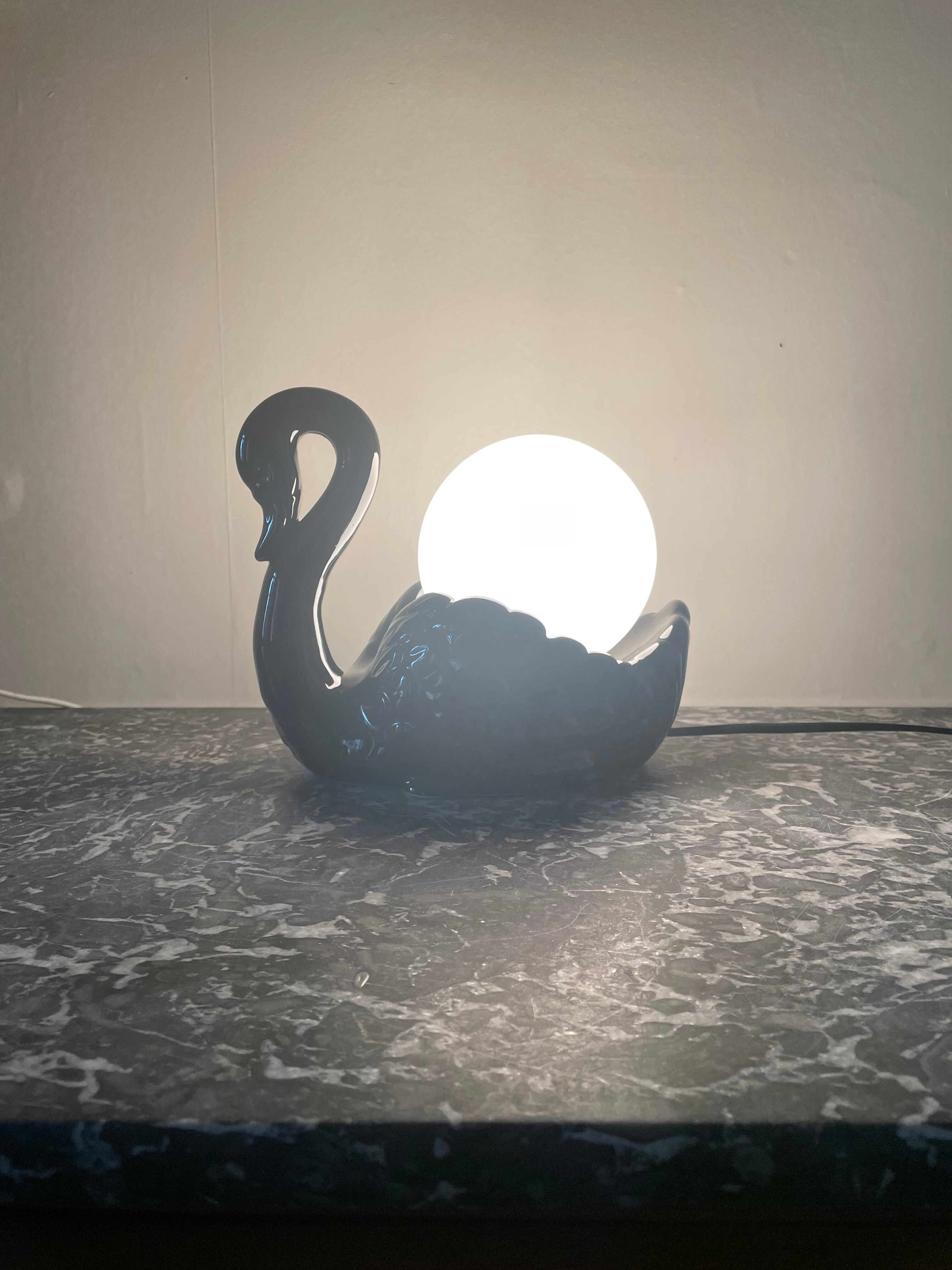 Black swan lamp