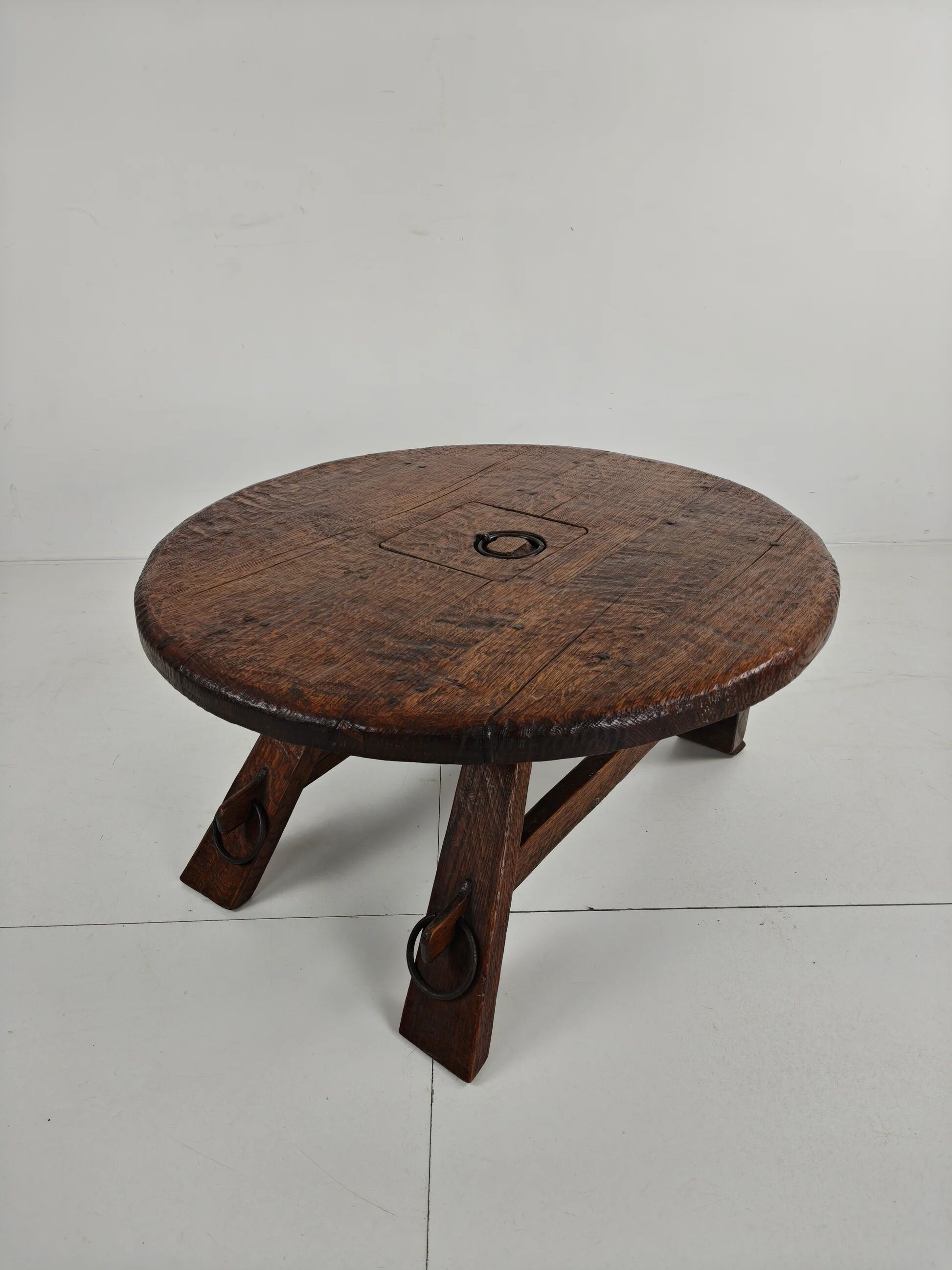 Table basse ronde rustique en chêne, style brutaliste, France, années 1960, milieu du XXe siècle