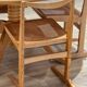 Table à manger circulaire en orme des années 50 et 4 chaises en rotin, ensemble original des années 1960.