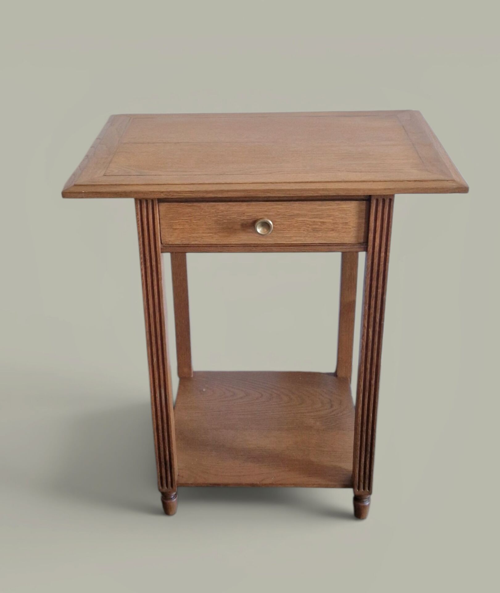 Table d’appoint chêne – Lignes architecturales, esprit moderniste 1940