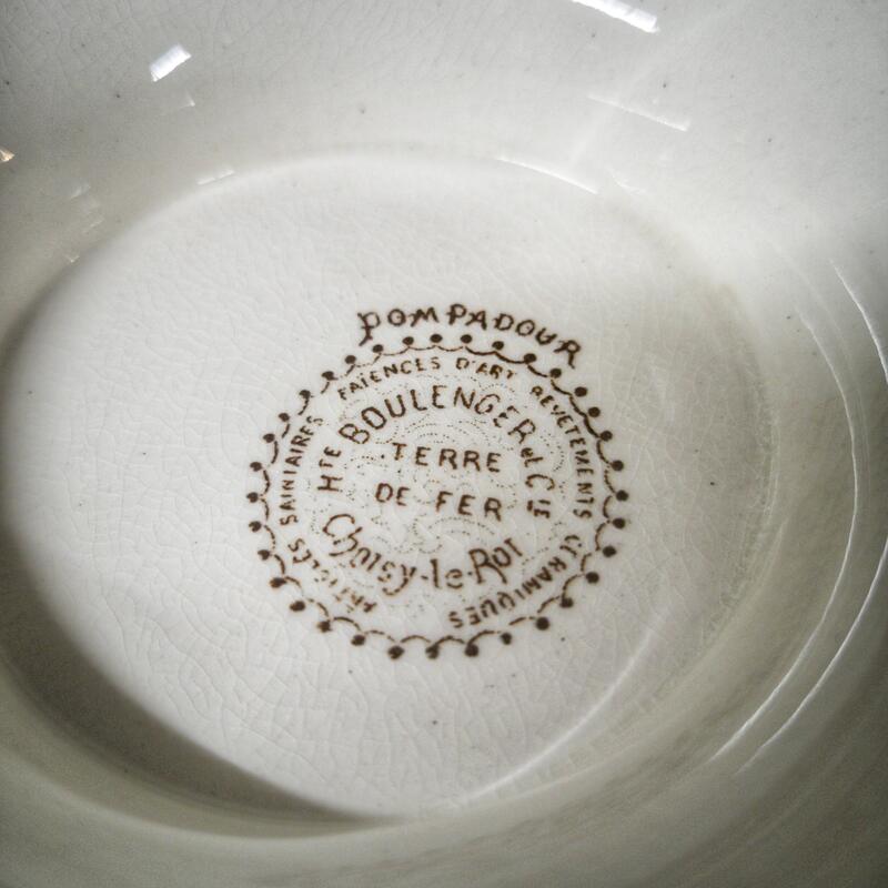 Assiette sur piedouche terre de fer - Décor Pompadour