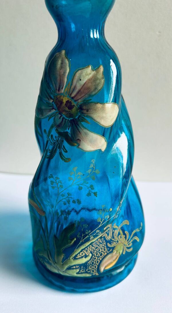 Carafe en verre bleu turc et émaillé, par Théodore Legras, XIXe.