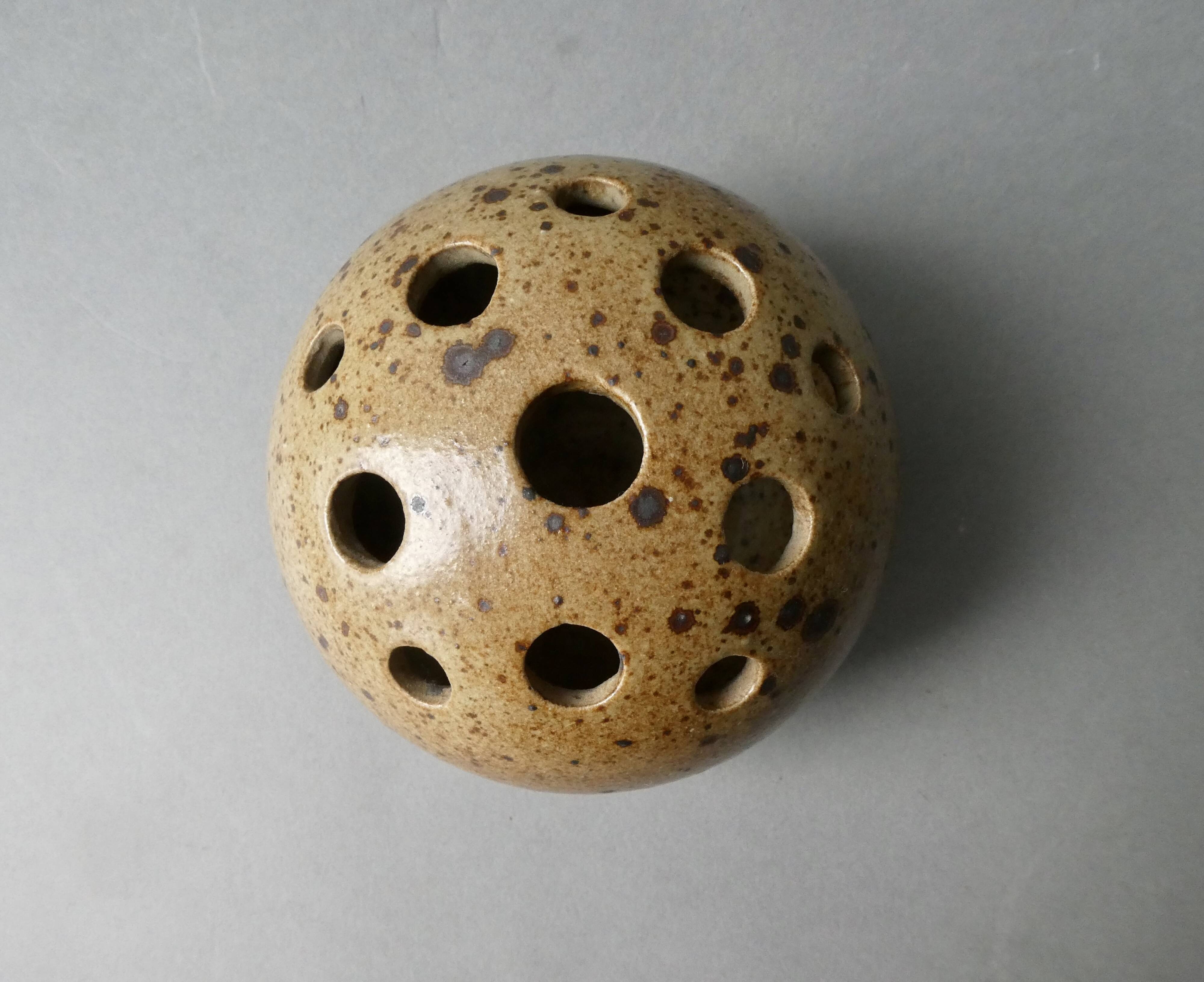 Flower vase, flower spike in pyrite sandstone