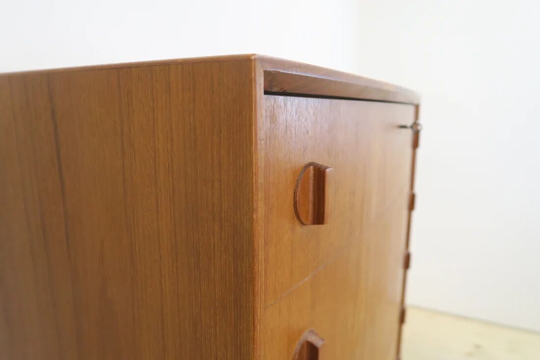 Commode en teck par Henning Kjærnulf, années 1960