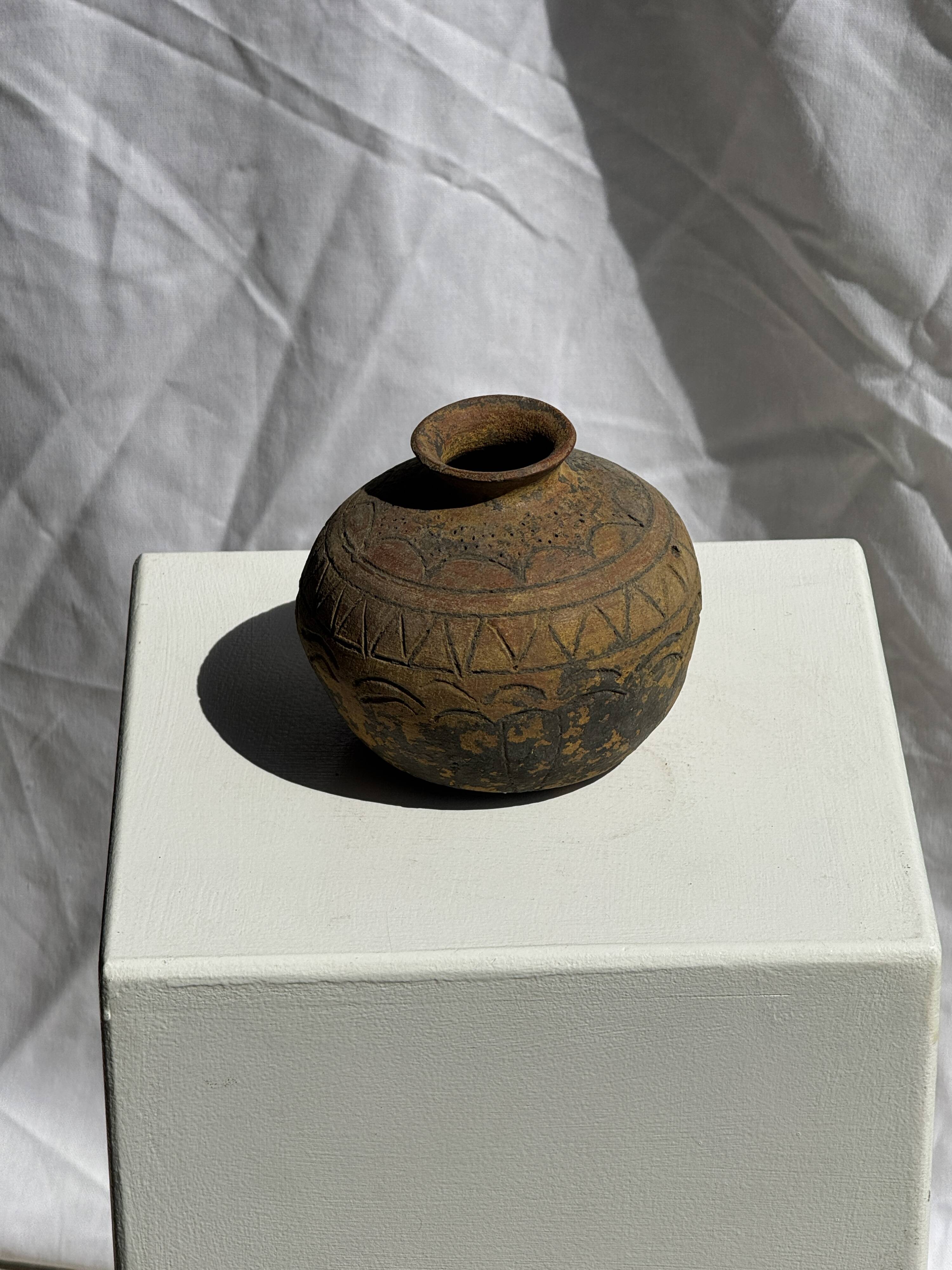 Small round ancient vase in engraved terracotta, Indonesian polychromy H10 D1