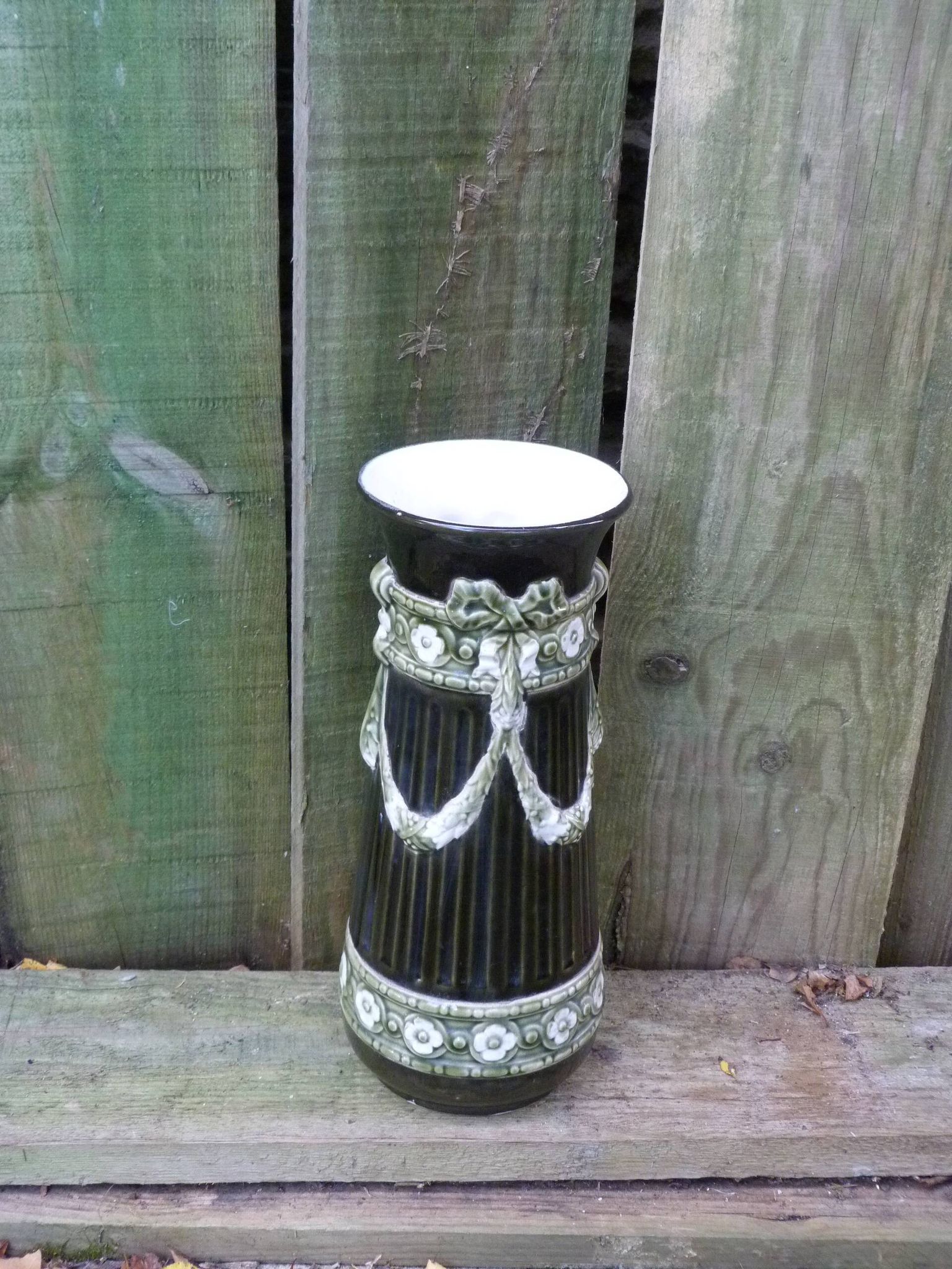 Art Nouveau vase in slip De Bruyn Fives Lille