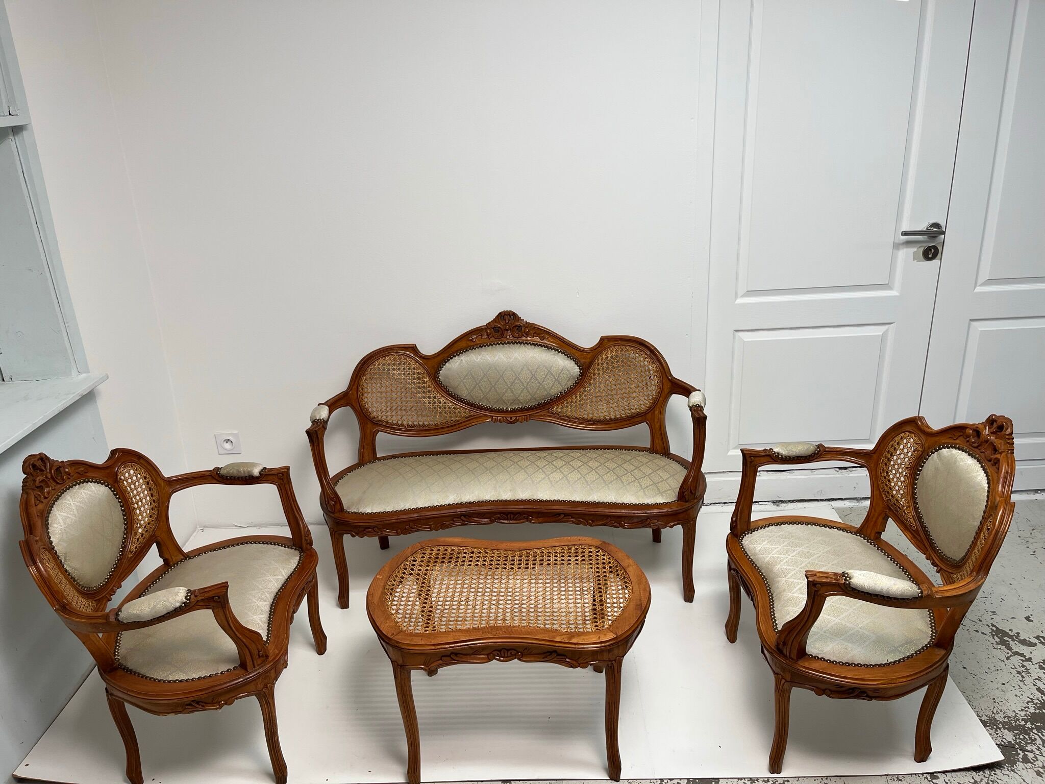 Salon Louis XVI canned and molded medallion