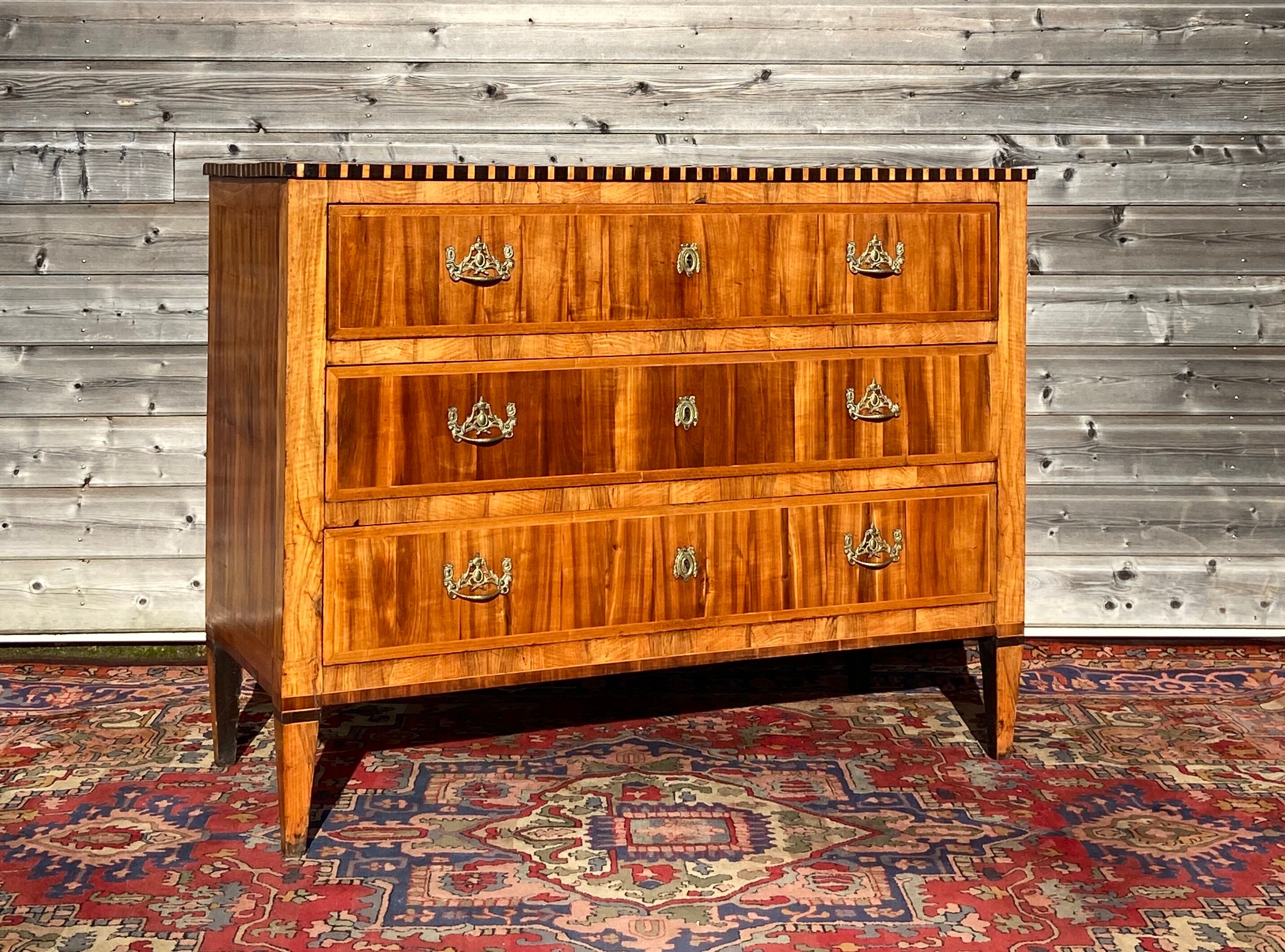 Chest of drawers in Louis XVI period marquetry with castle brand