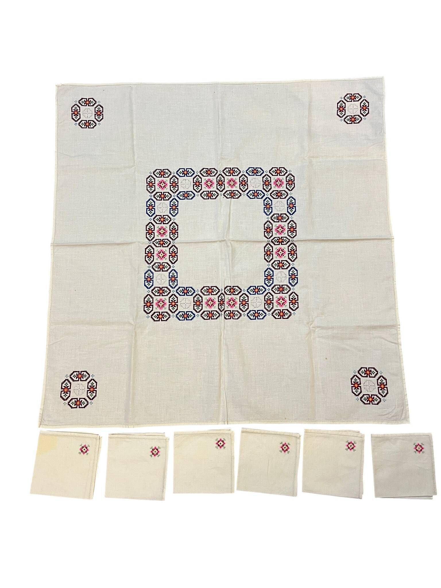 Linge de maison, nappe à thé brodée 6 serviettes vers 1960