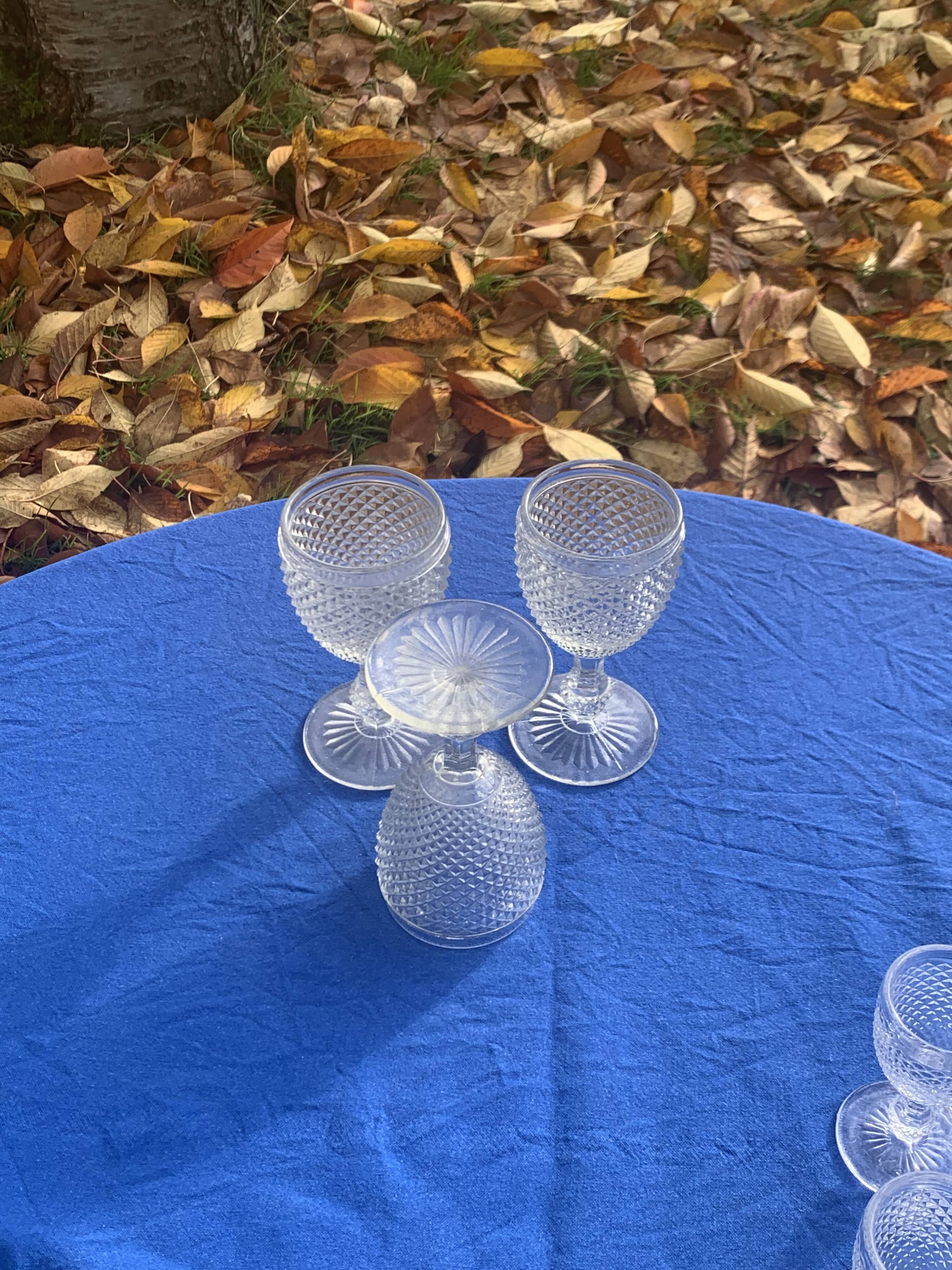 Elegant service consisting of a carafe, 3 wine glasses and 6 diamond pattern aperitif glasses