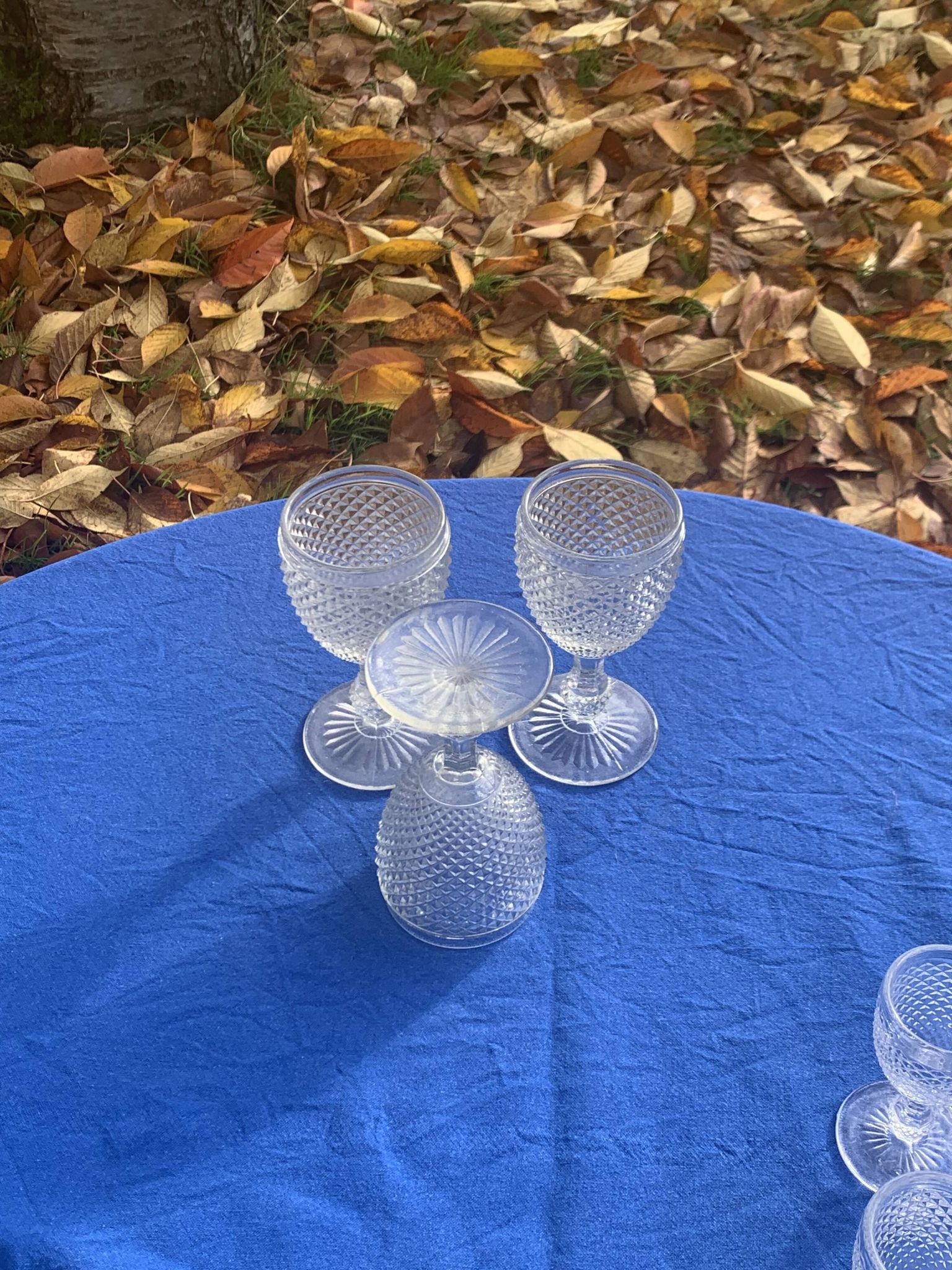 Elegant service consisting of a carafe, 3 wine glasses and 6 diamond pattern aperitif glasses