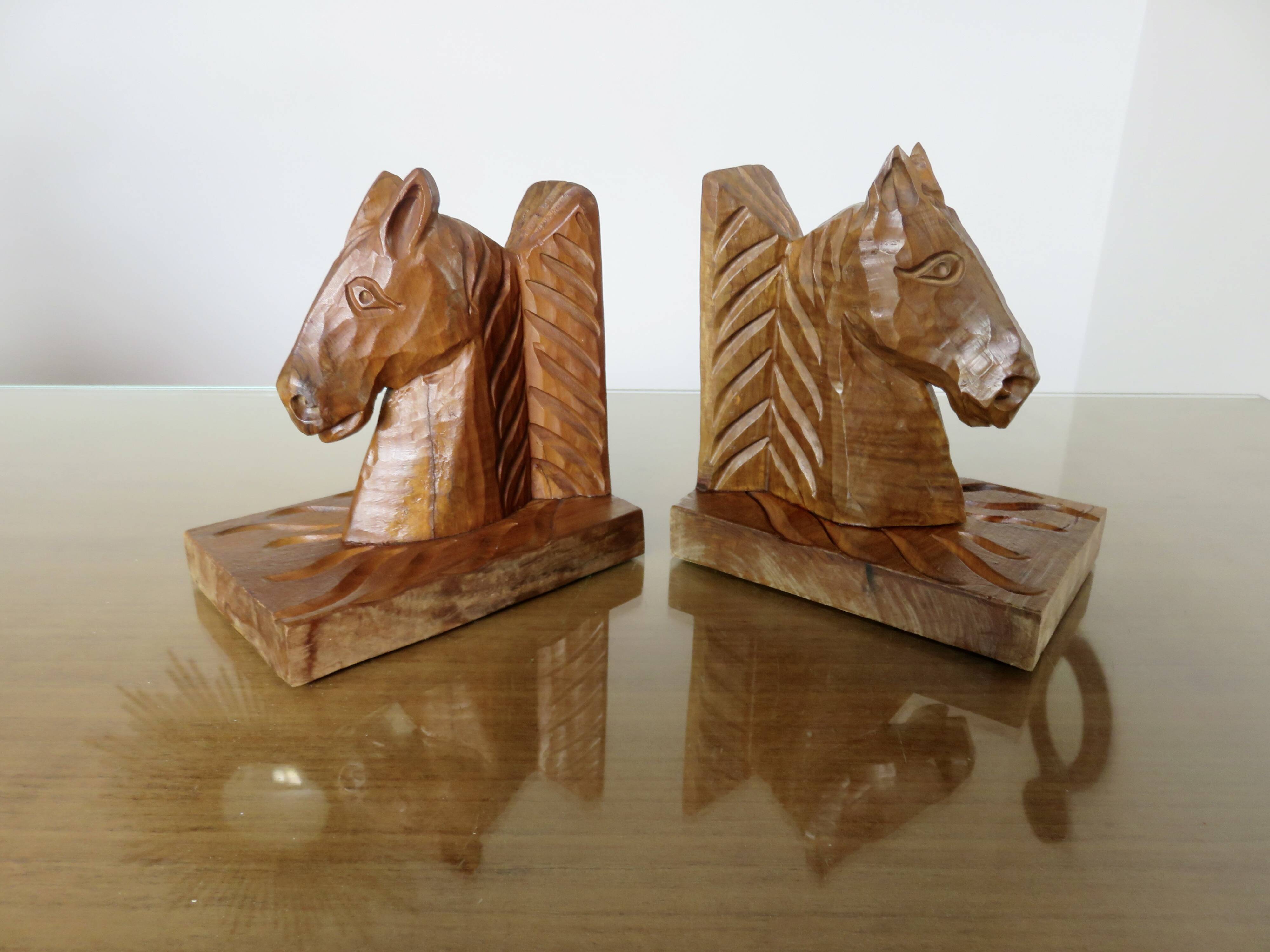 Paire de serre livres "chevaux" en bois de hêtre taillé à la gouge, 30-40