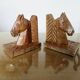 Paire de serre livres "chevaux" en bois de hêtre taillé à la gouge, 30-40