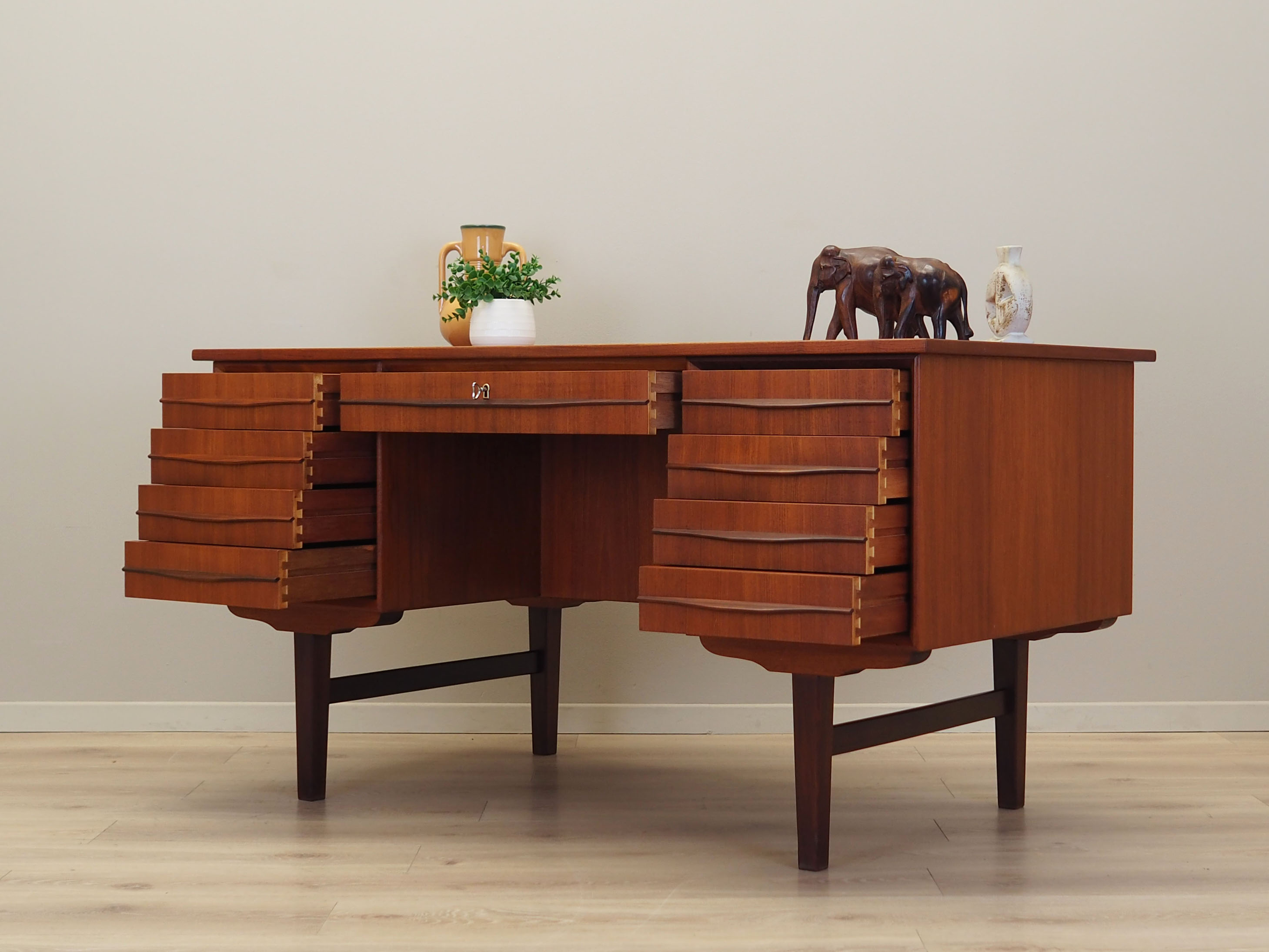 Teak desk, Danish design, 1970s, production: Denmark