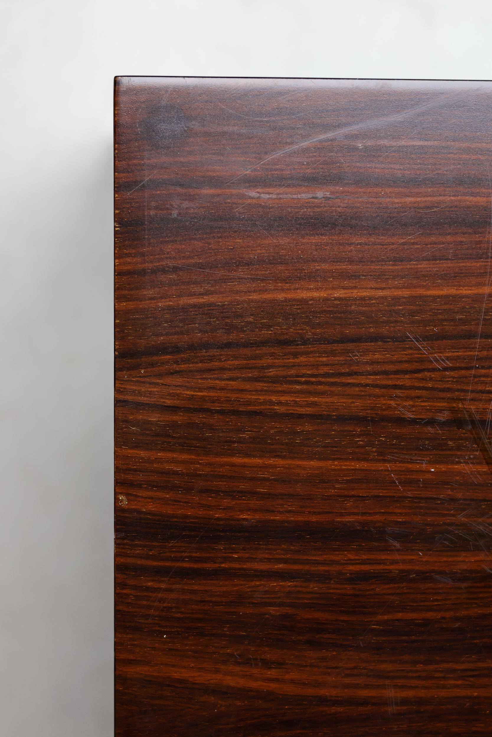 Ensemble de cinq tables d'appoint modernes en palissandre danois.