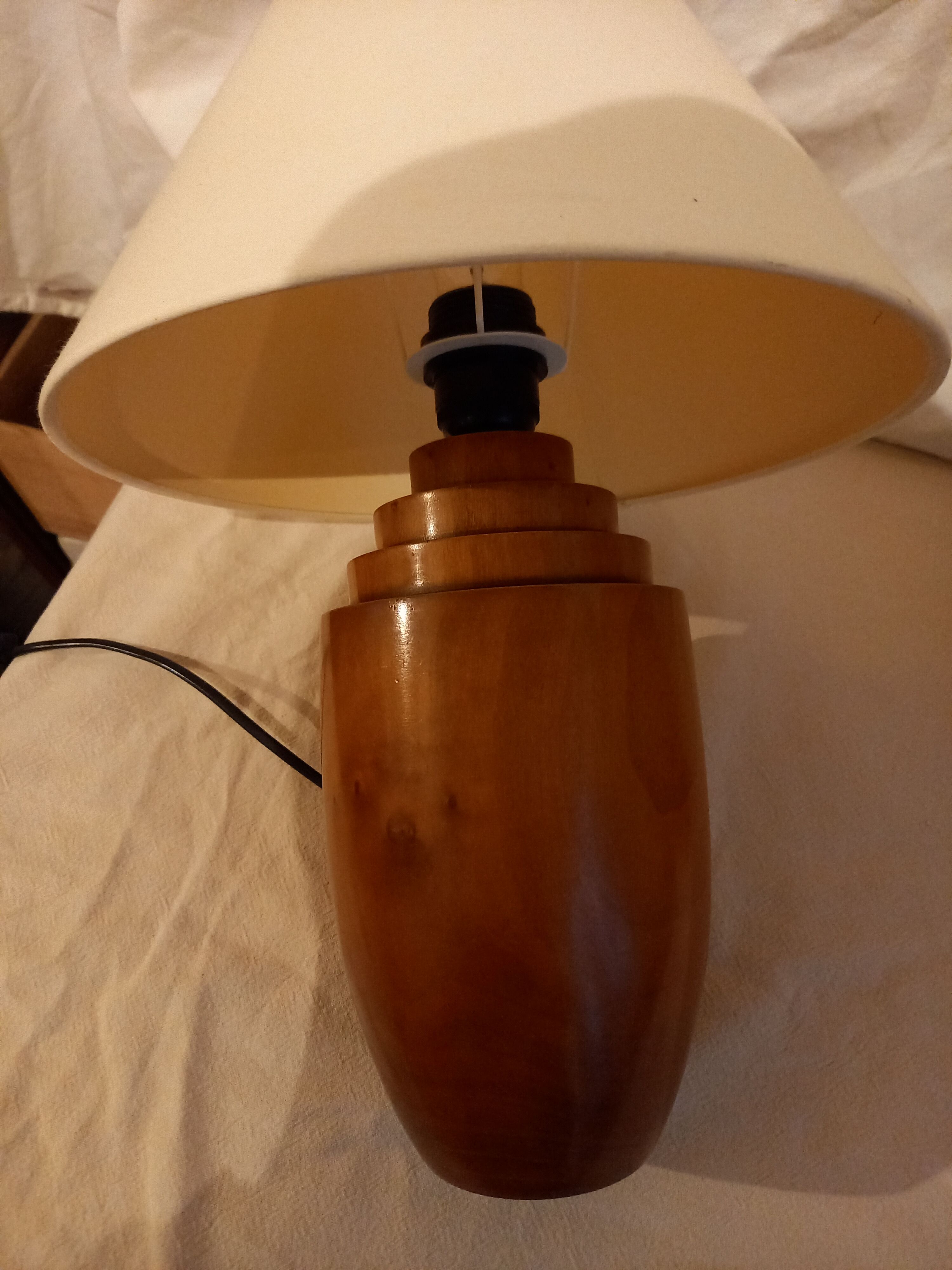 Pair of bedside lamps, varnished wooden foot, art deco spirit, 1980s/1990s