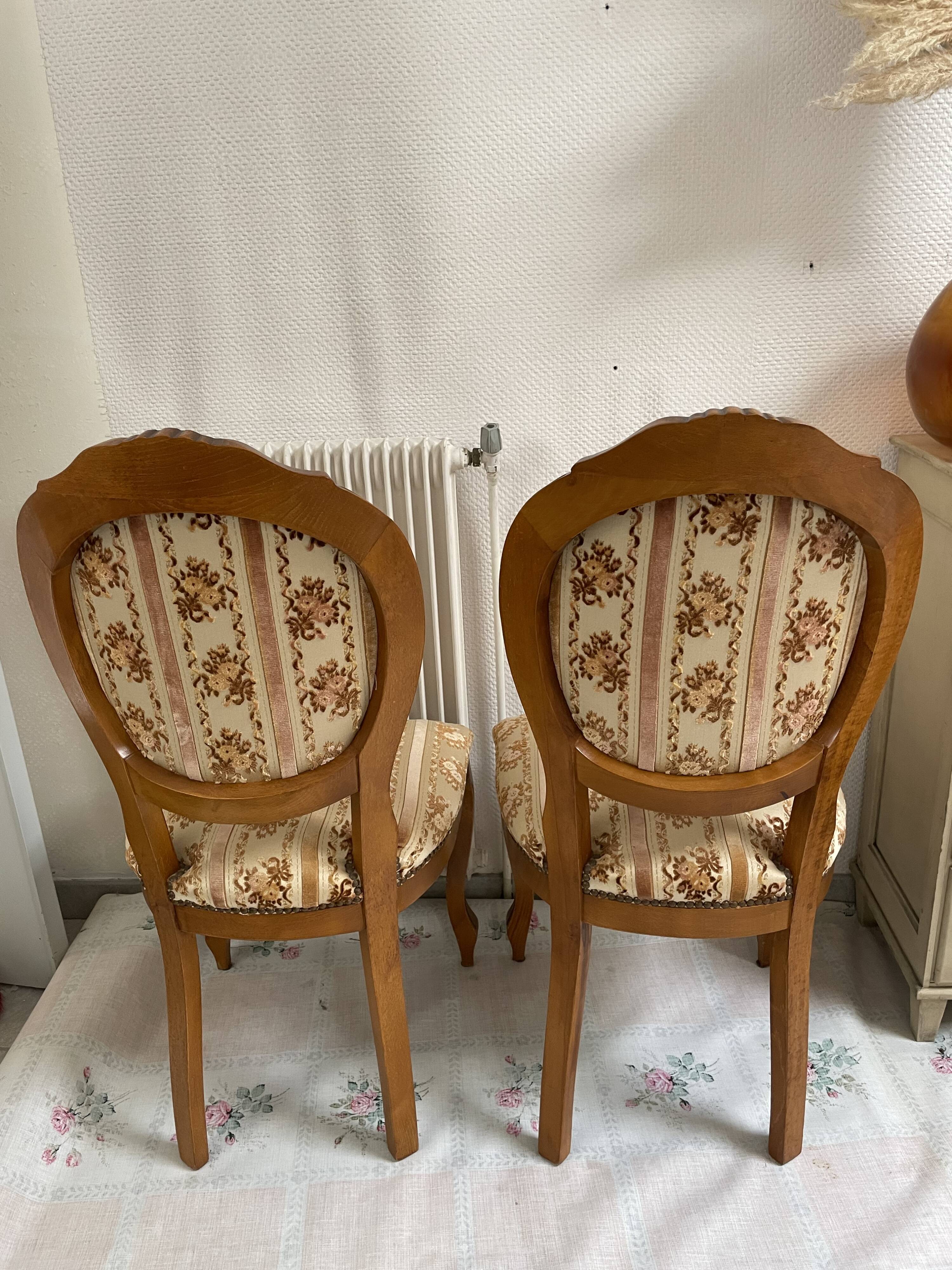 Duo medallion chairs
