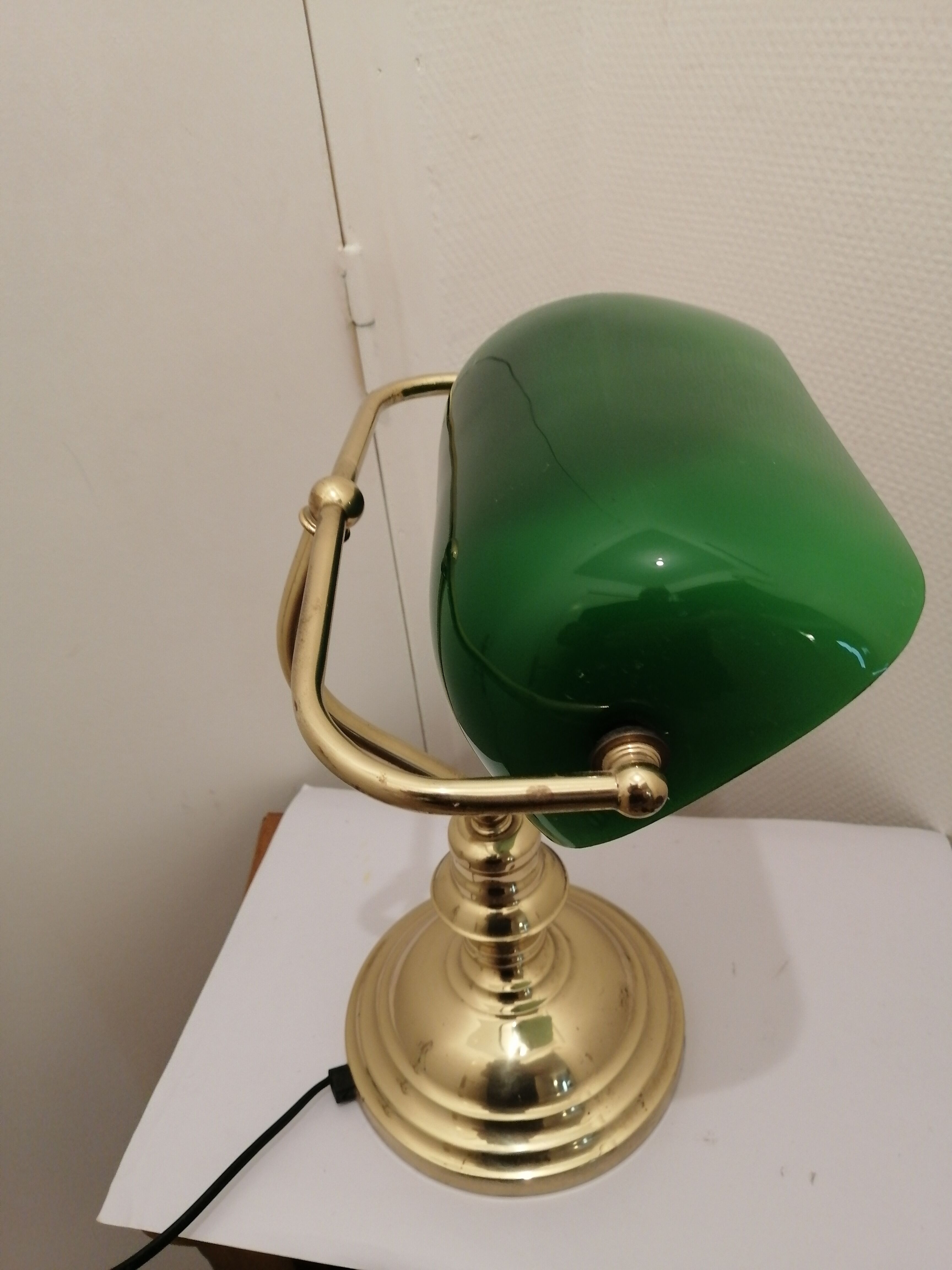 lampe de bureau en métal doré  avec verre en opaline orientable