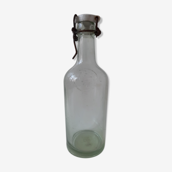 Bouteille ancienne tchèque datée de 1948, en verre épais