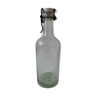 Bouteille ancienne tchèque datée de 1948, en verre épais