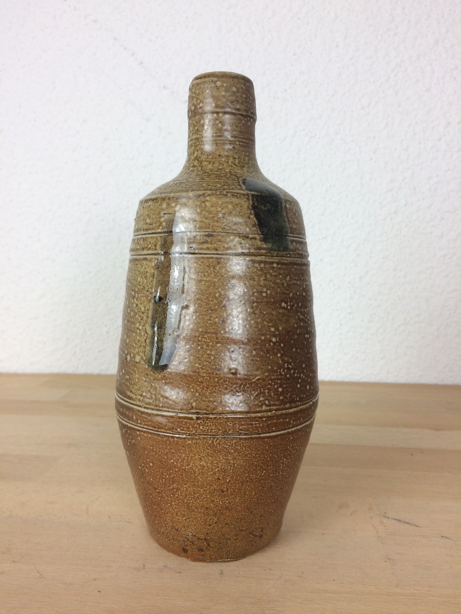 Bottle-shaped sandstone soliflore vase