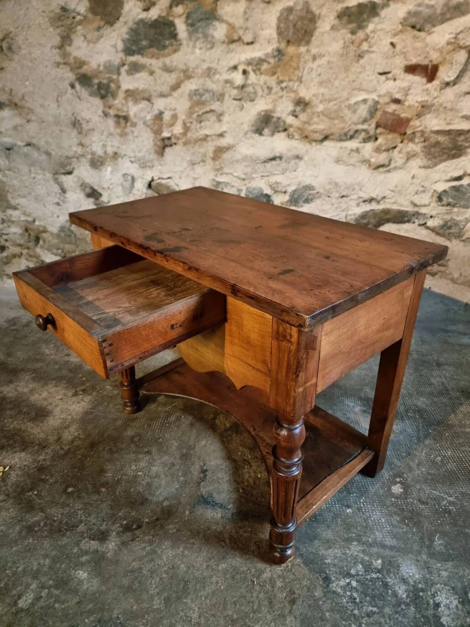 Table d'appoint française ancienne en noyer et cerisier – Louis Philippe, XIXe siècle