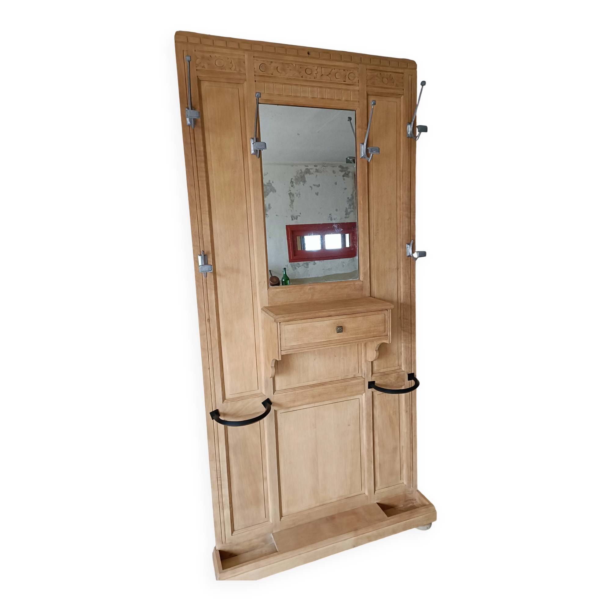 Entrance hall, renovated Art Deco coat rack