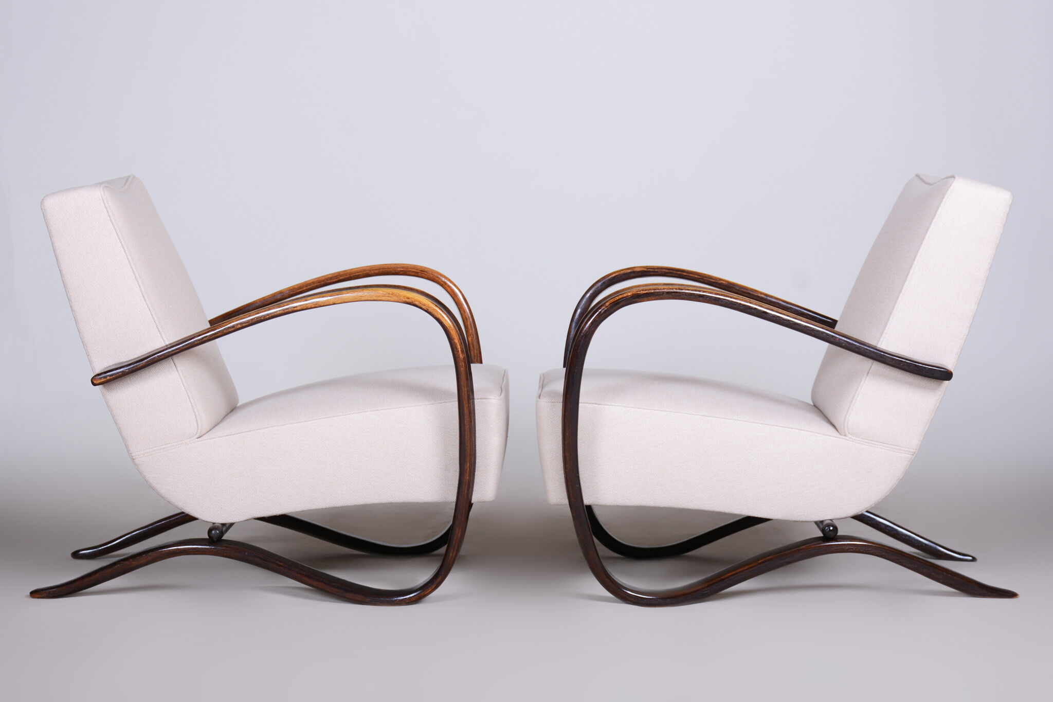 Paire de fauteuils Halabala blancs fabriqués en Tchéquie des années 1930 par Up Zavody